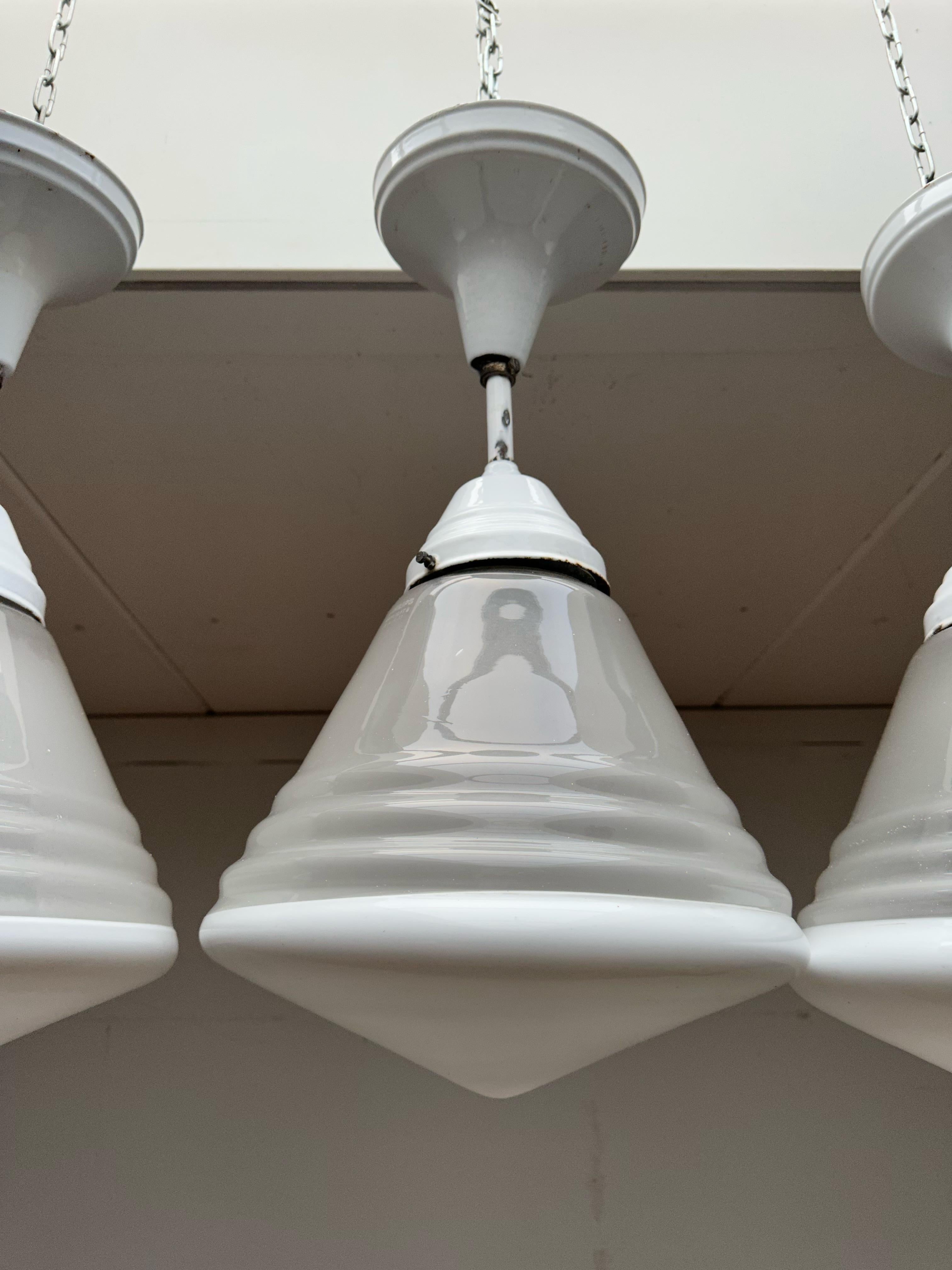 Rare ensemble de 3 grandes lampes à suspension Art Déco en émail blanc et verre opalin, 1920 en vente 11