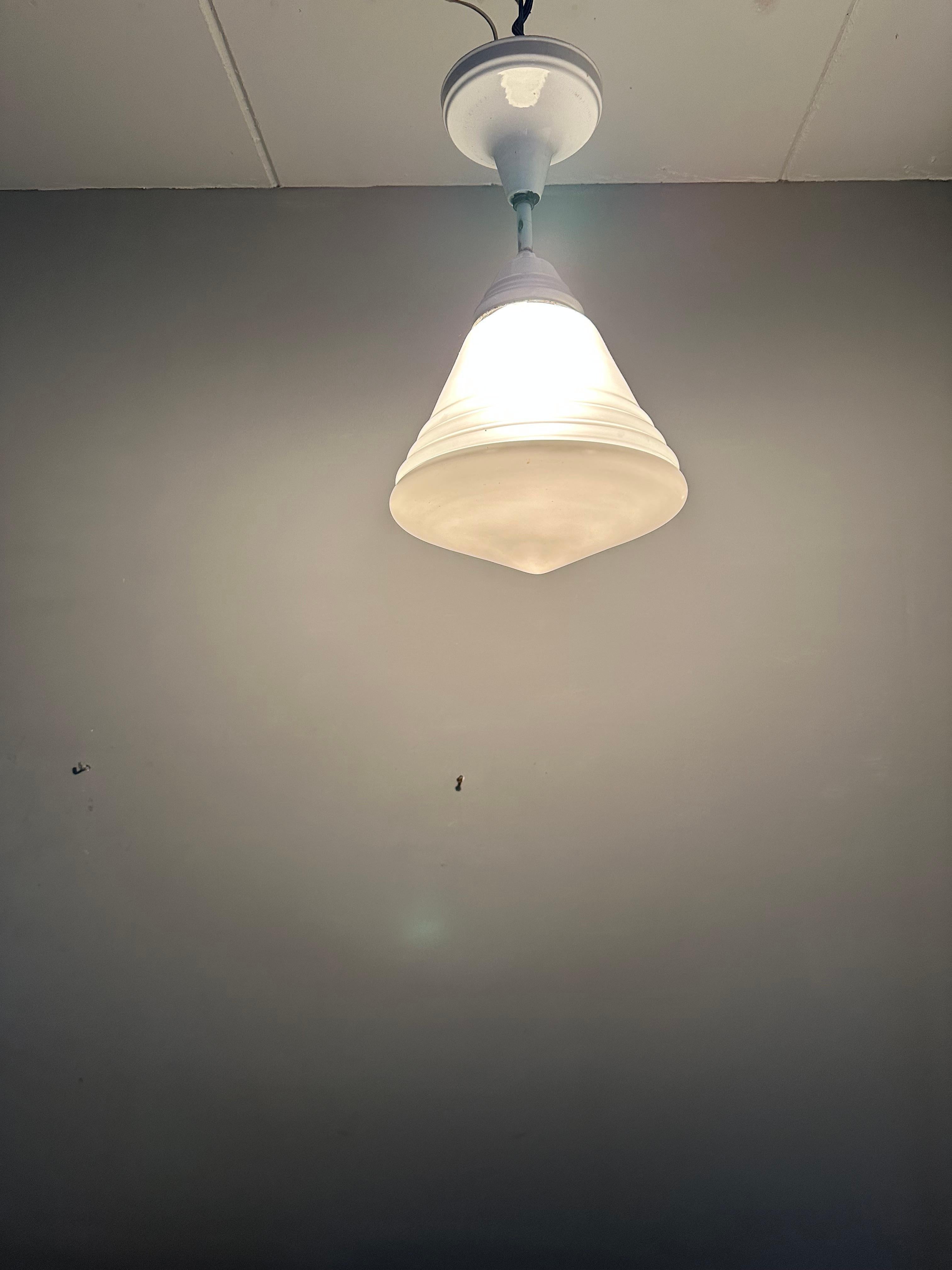 Bauhaus Rare ensemble de 3 grandes lampes à suspension Art Déco en émail blanc et verre opalin, 1920 en vente