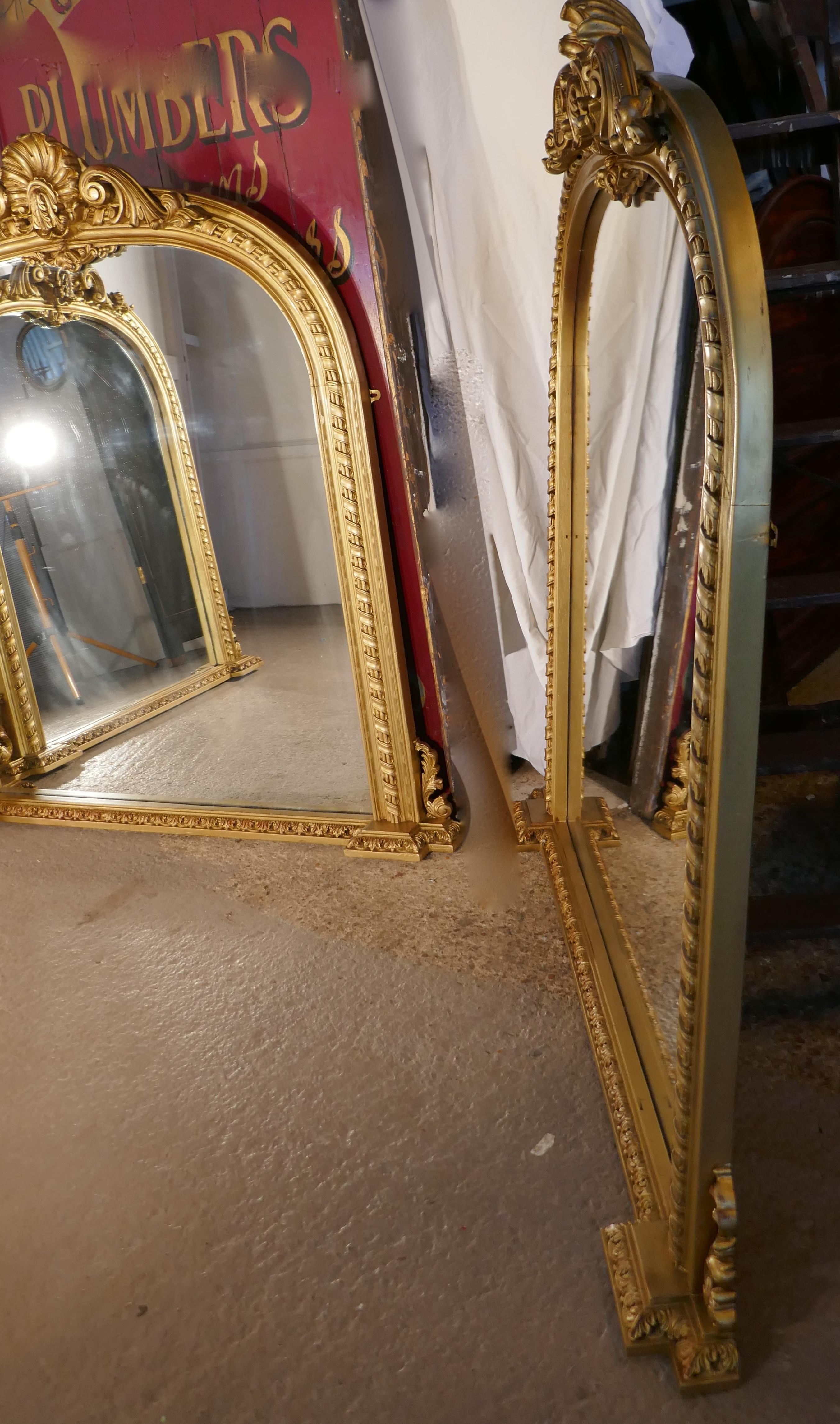Néo-rococo Rare ensemble de 3 grands miroirs de cheminée rococo cintrés et dorés en vente