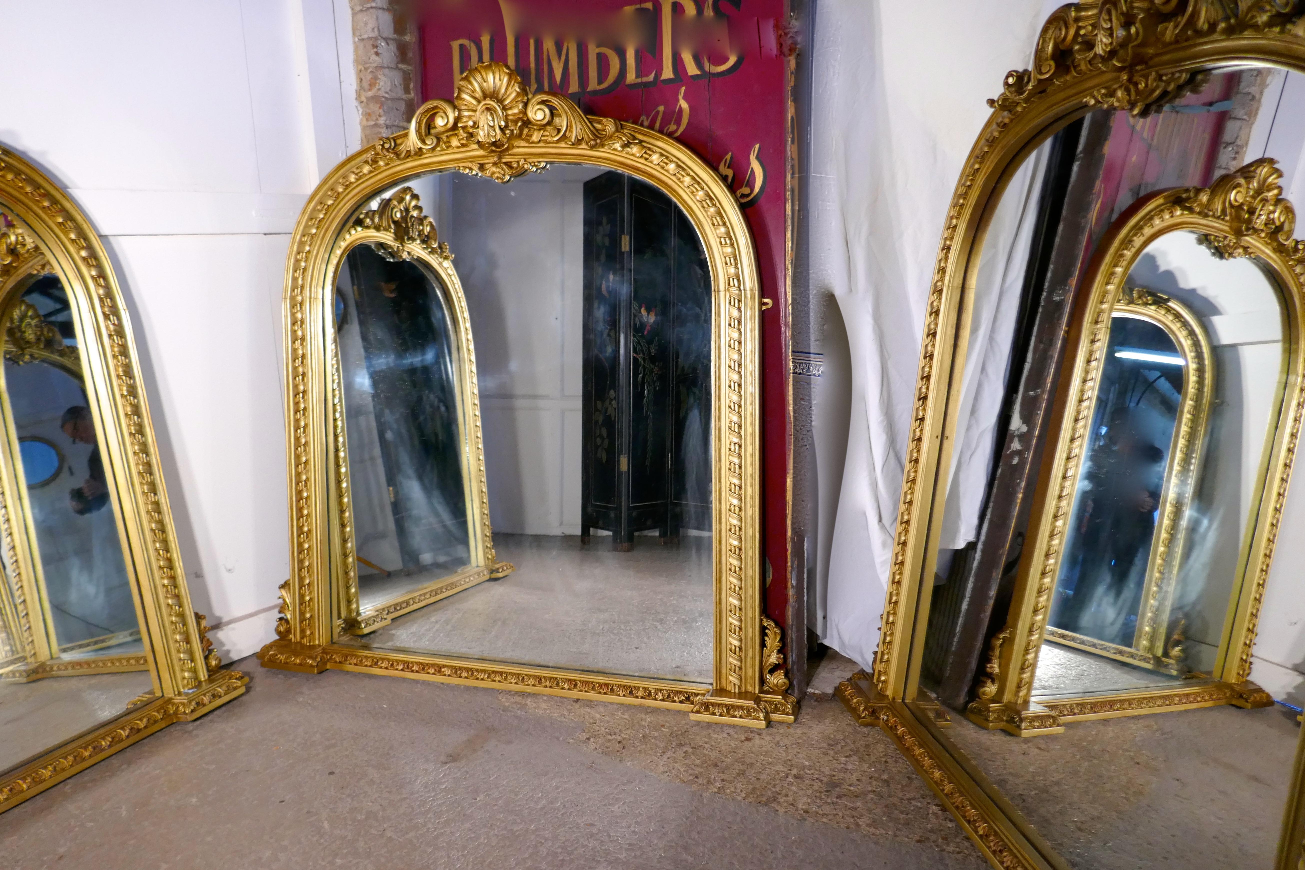 Rare ensemble de 3 grands miroirs de cheminée rococo cintrés et dorés Bon état - En vente à Chillerton, Isle of Wight