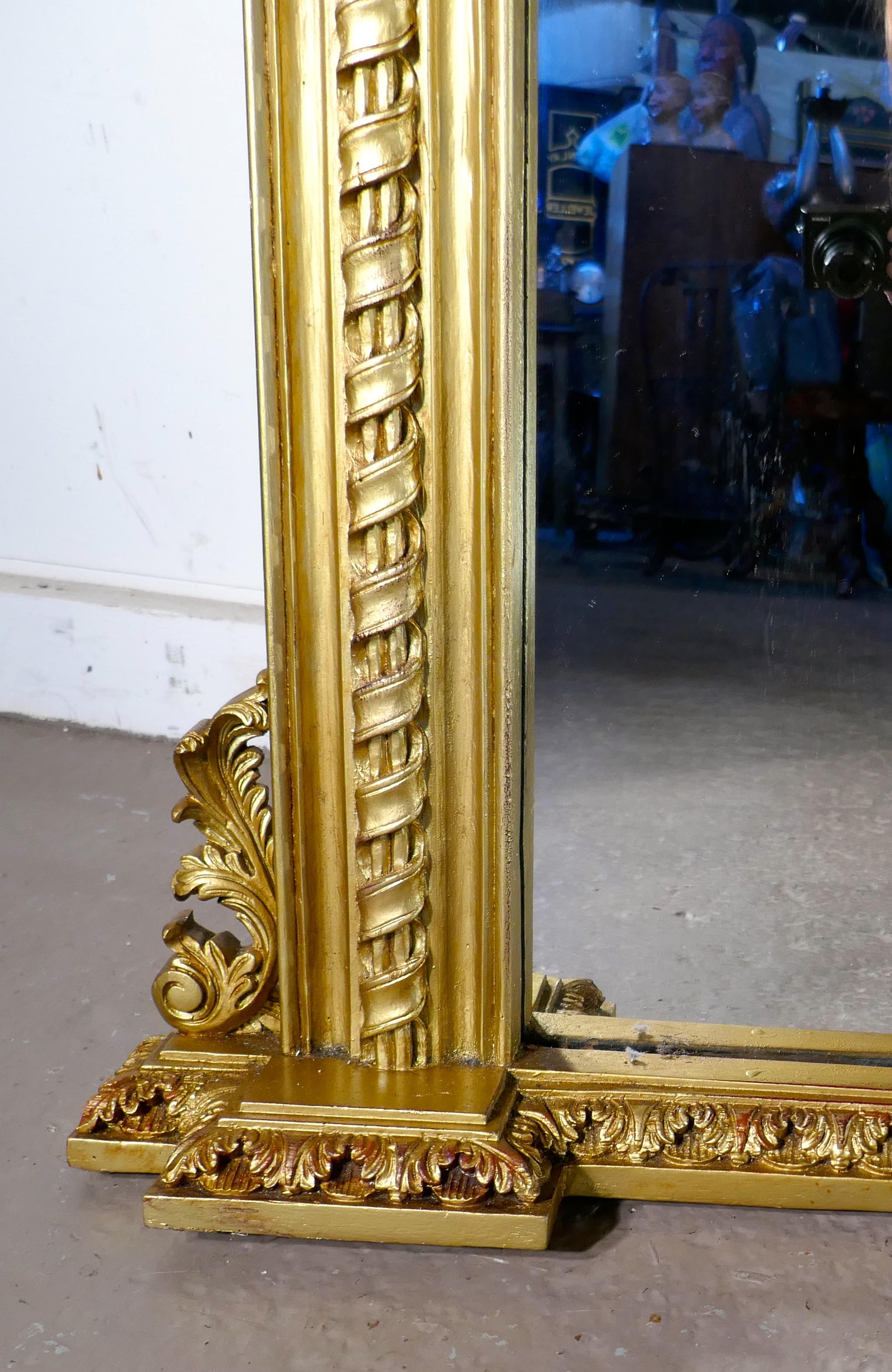 XIXe siècle Rare ensemble de 3 grands miroirs de cheminée rococo cintrés et dorés en vente
