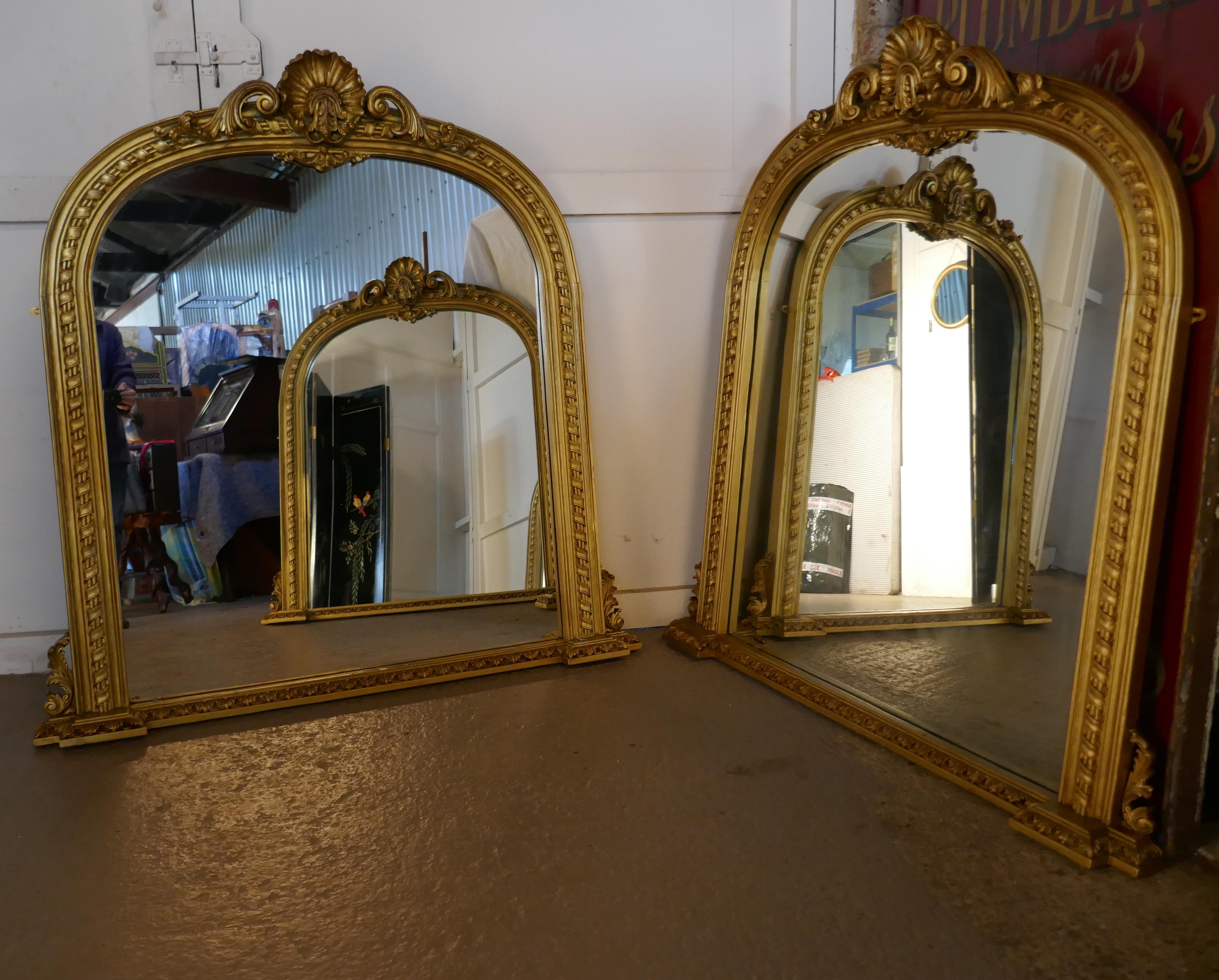Rare ensemble de 3 grands miroirs de cheminée rococo cintrés et dorés en vente 1