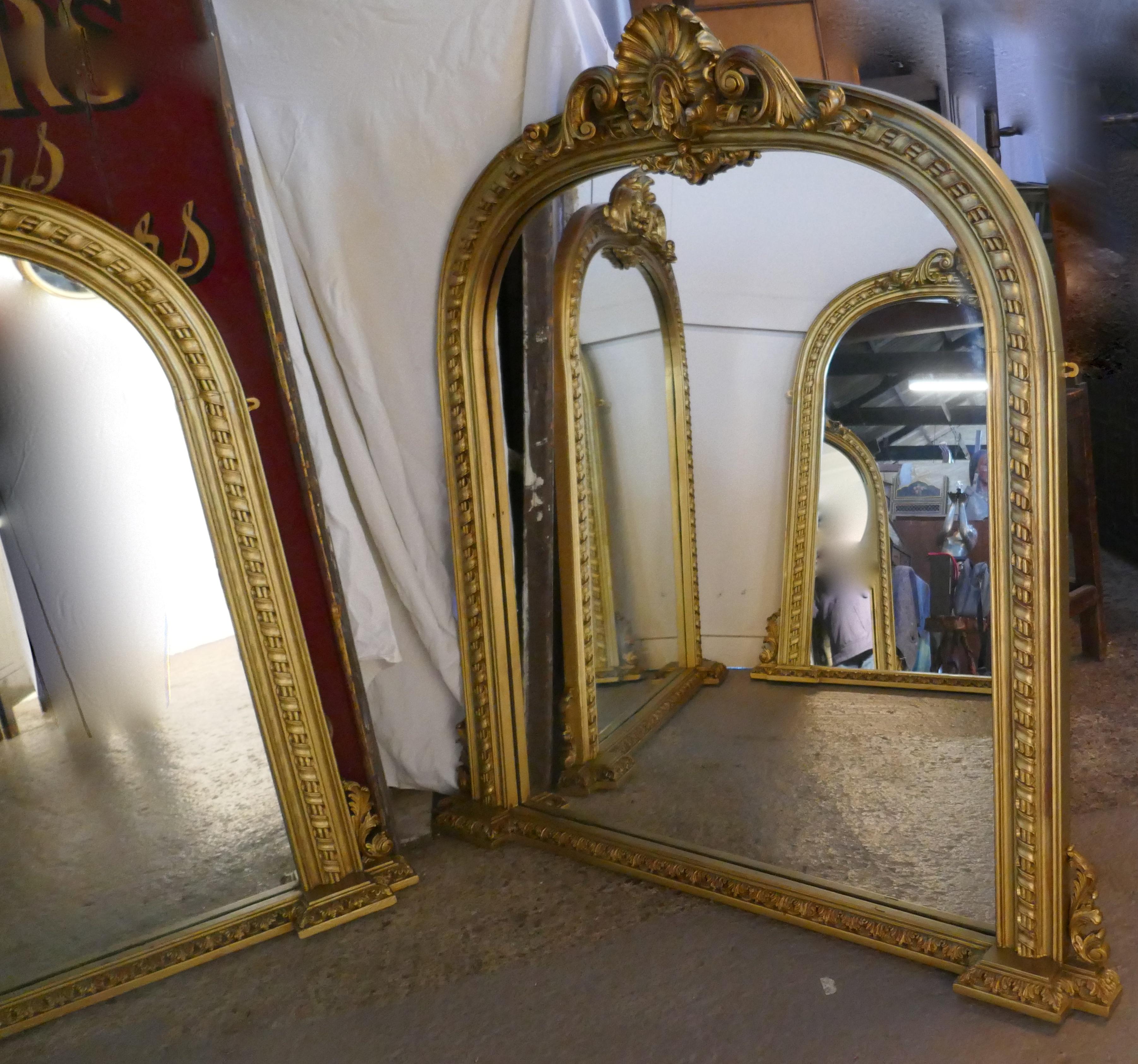 Rare ensemble de 3 grands miroirs de cheminée rococo cintrés et dorés en vente 2