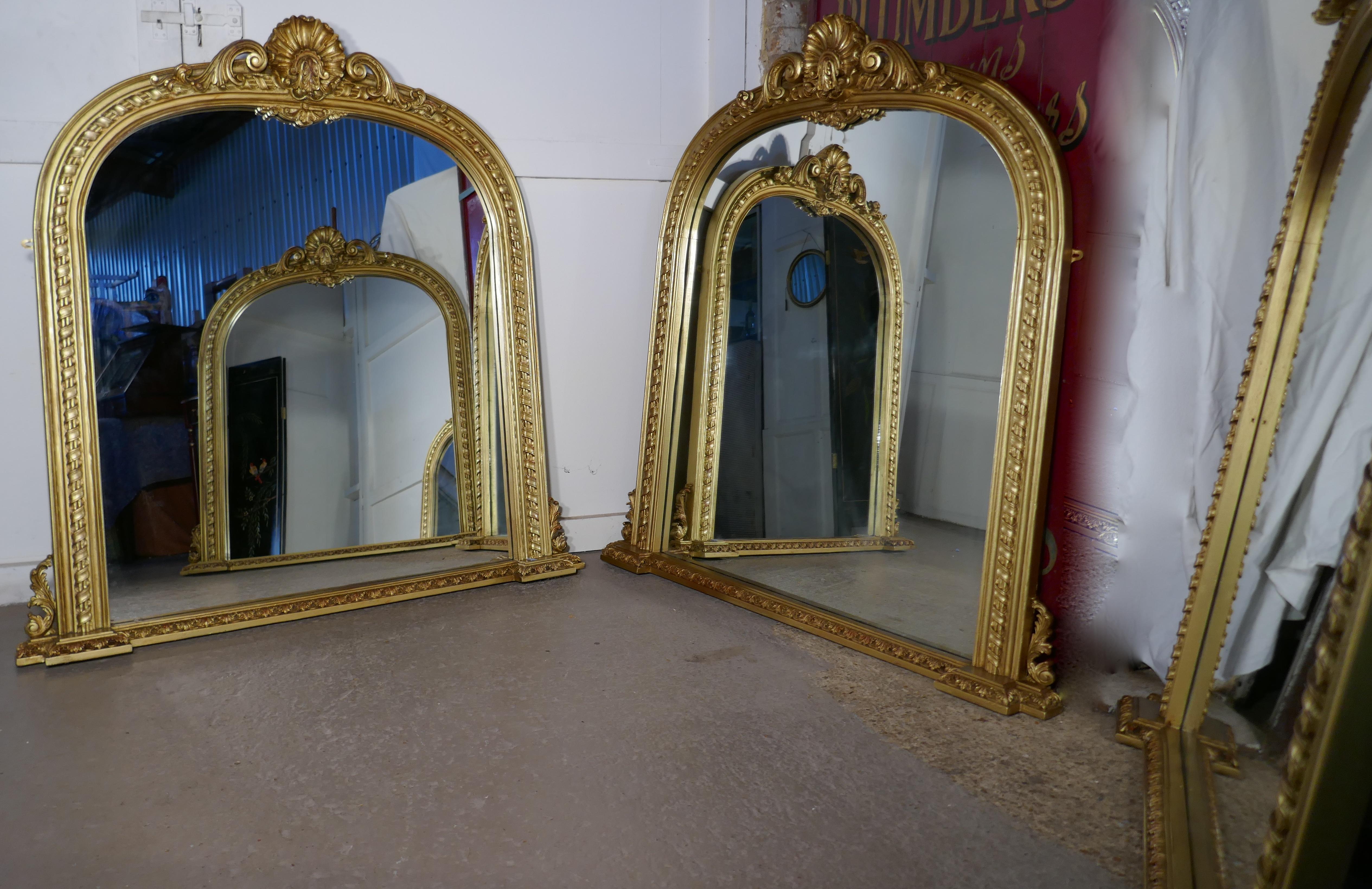 Rare ensemble de 3 grands miroirs de cheminée rococo cintrés et dorés en vente 3