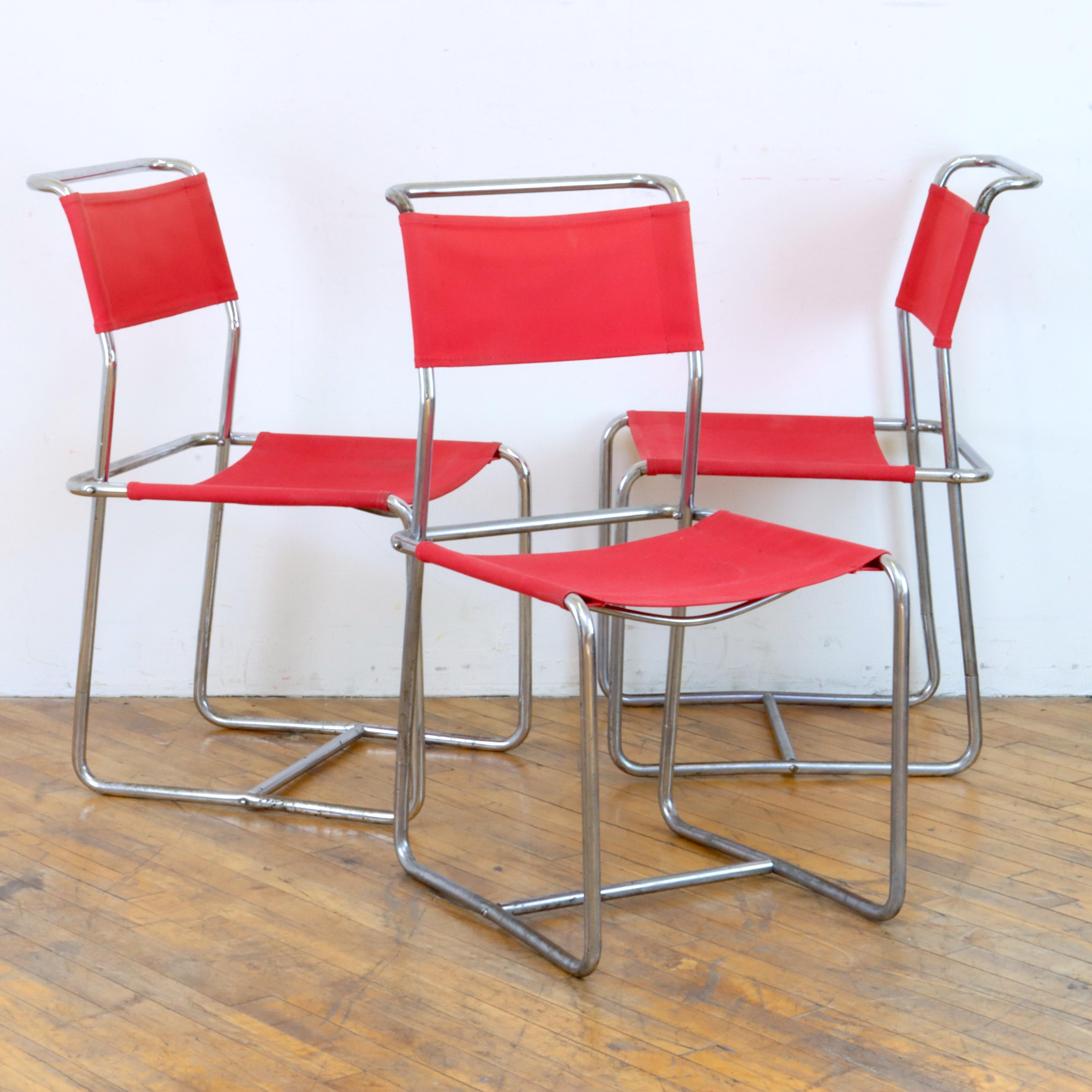 Der B5-Stuhl von Marcel Breuer ist einer meiner Lieblingsentwürfe von ihm. Hier wird eine seltene Variante dieses Designs angeboten, die von Thonet in der Tschechoslowakei hergestellt wurde.  Nach dem Logo auf dem Messingschild an einem der Stühle
