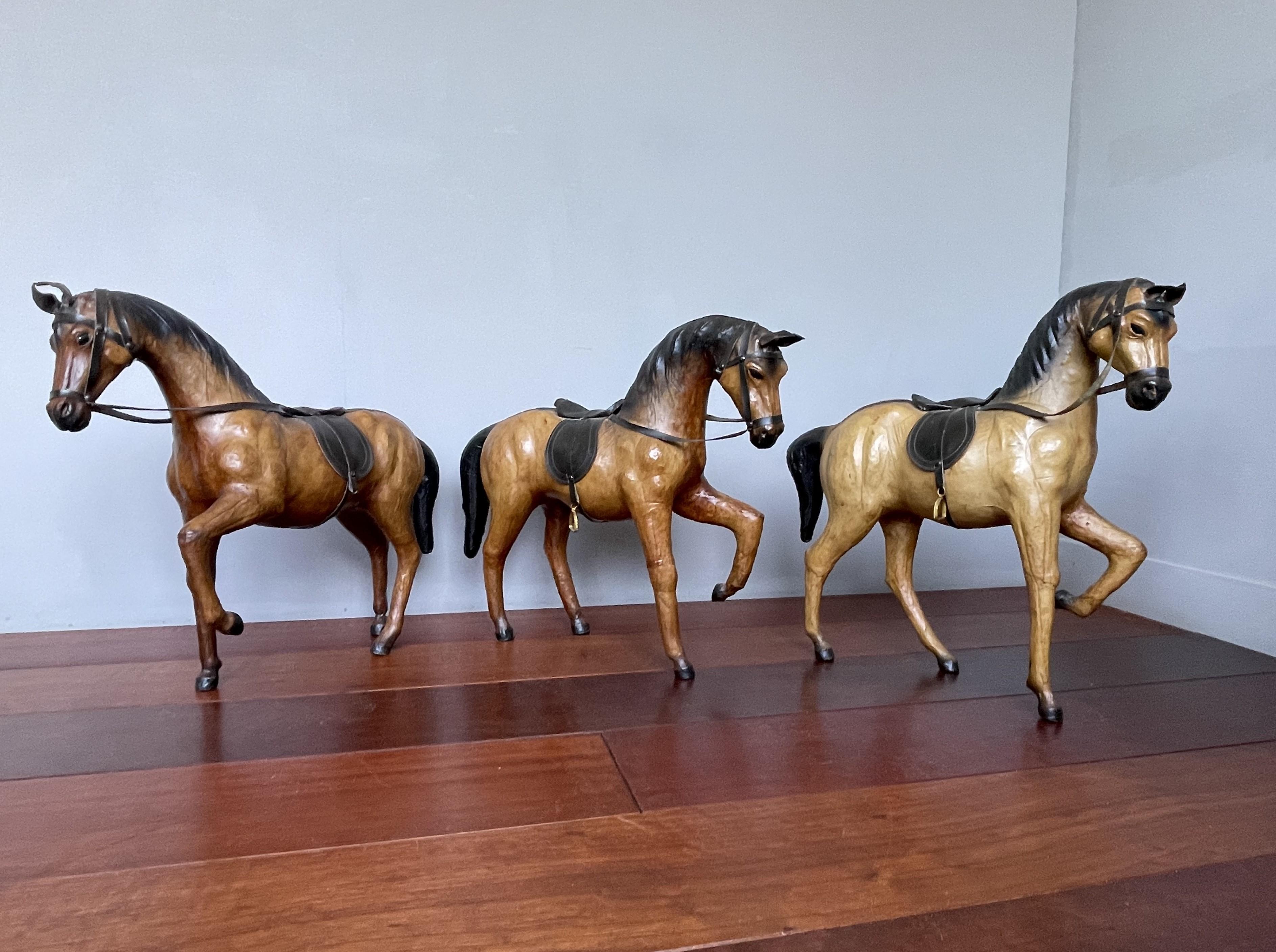 Gute Größe, feinere Qualität und sehr dekorativ Satz von Pferdeskulpturen, in hervorragendem Zustand !

Dieses sehr seltene Set von drei Vollblütern hat sowohl großen ästhetischen als auch dekorativen Wert. Eines dieser seltenen und qualitativ