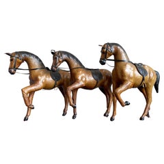 Rare ensemble de 3 chevaux de dressage en cuir sur bois sculpté à la main, datant du milieu du siècle dernier