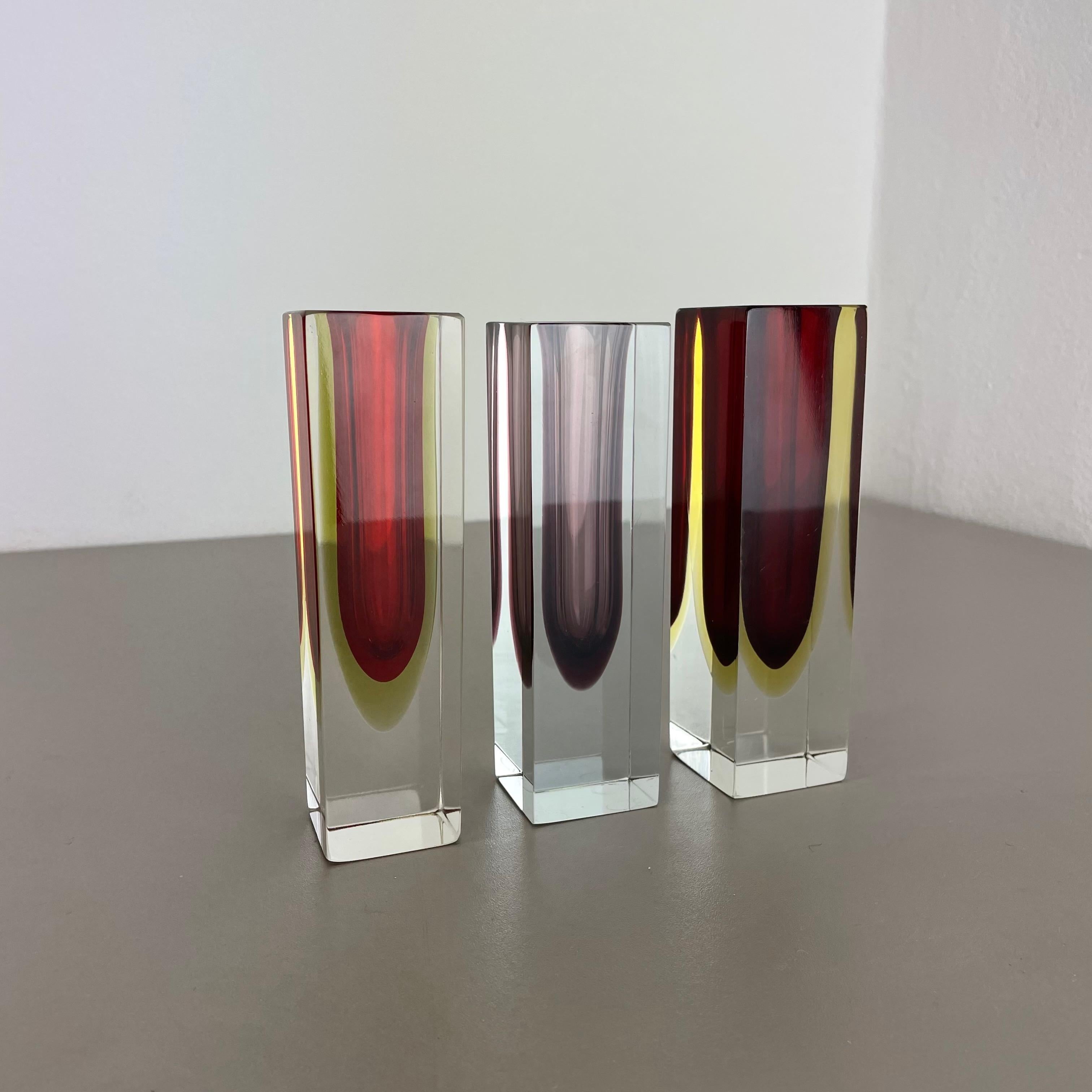 Mid-Century moderno Raro set di 3 vasi a cubo sfaccettati multicolore in Murano Glass Sommerso, Italia, anni '70 in vendita