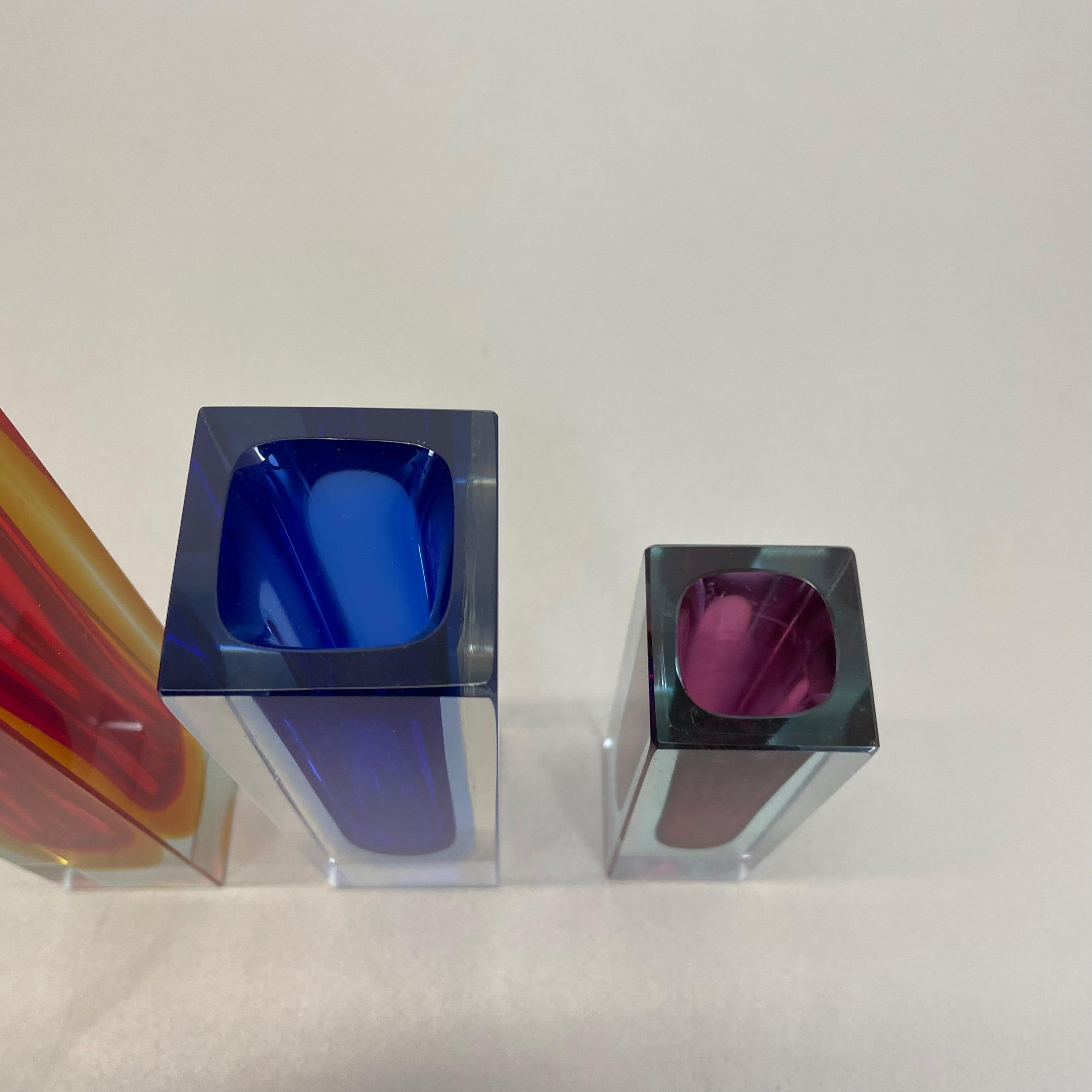 Rare Set of 3 Multicolor Faceted Murano Glass Sommerso Cube Vases, Italy, 1970s In Good Condition For Sale In Kirchlengern, DE