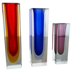 Raro juego de 3 jarrones cúbicos facetados multicolores de Murano Glass Sommerso, Italia, años 70
