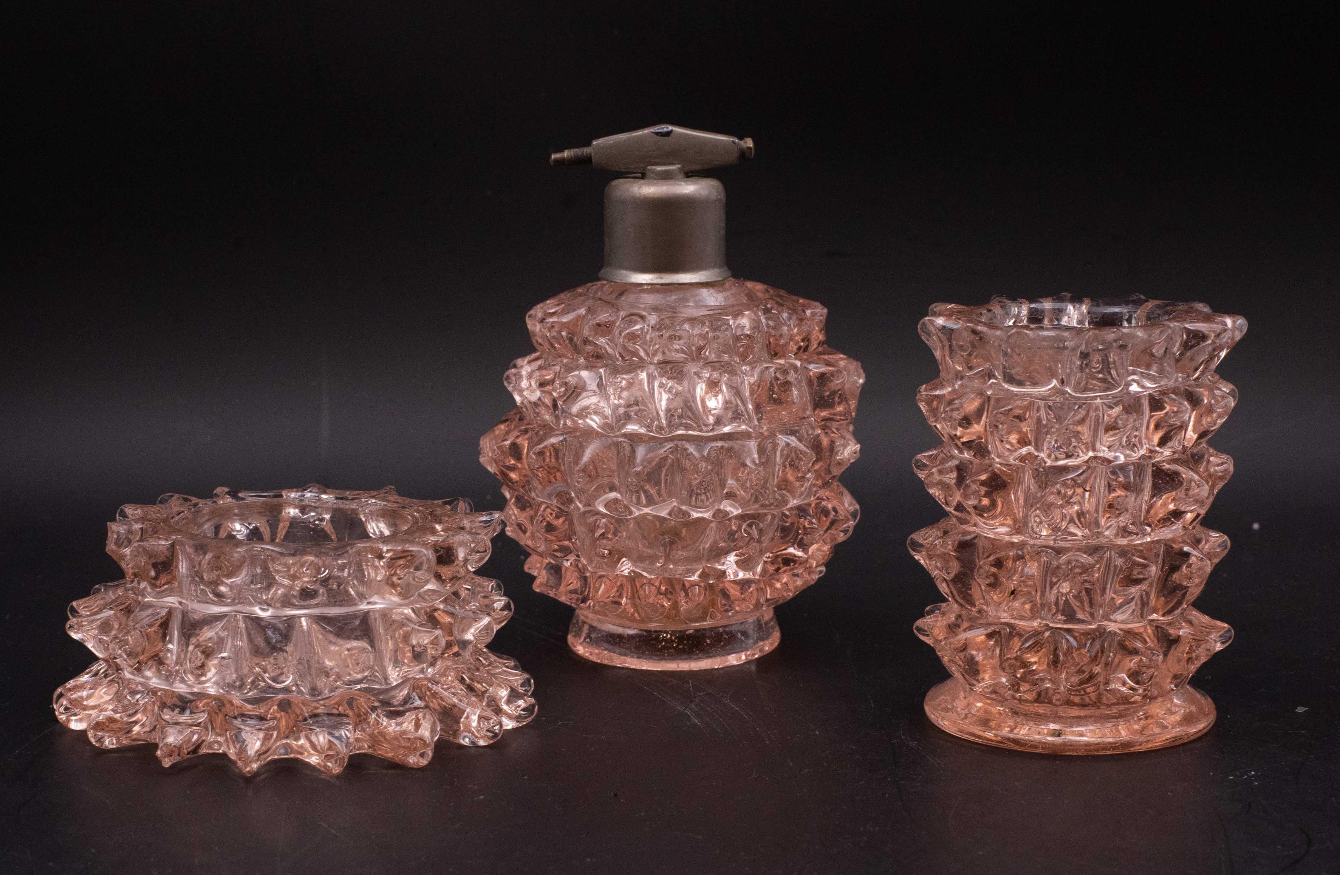 Incredibile set di 3 vasi in vetro di Murano in un raro rostrato rosa di metà secolo. Questo bellissimo oggetto è stato prodotto negli anni '40 in Italia da Ercole Barovier per Barovier&Toso.
Questo capolavoro è un fantastico tributo all'incredibile