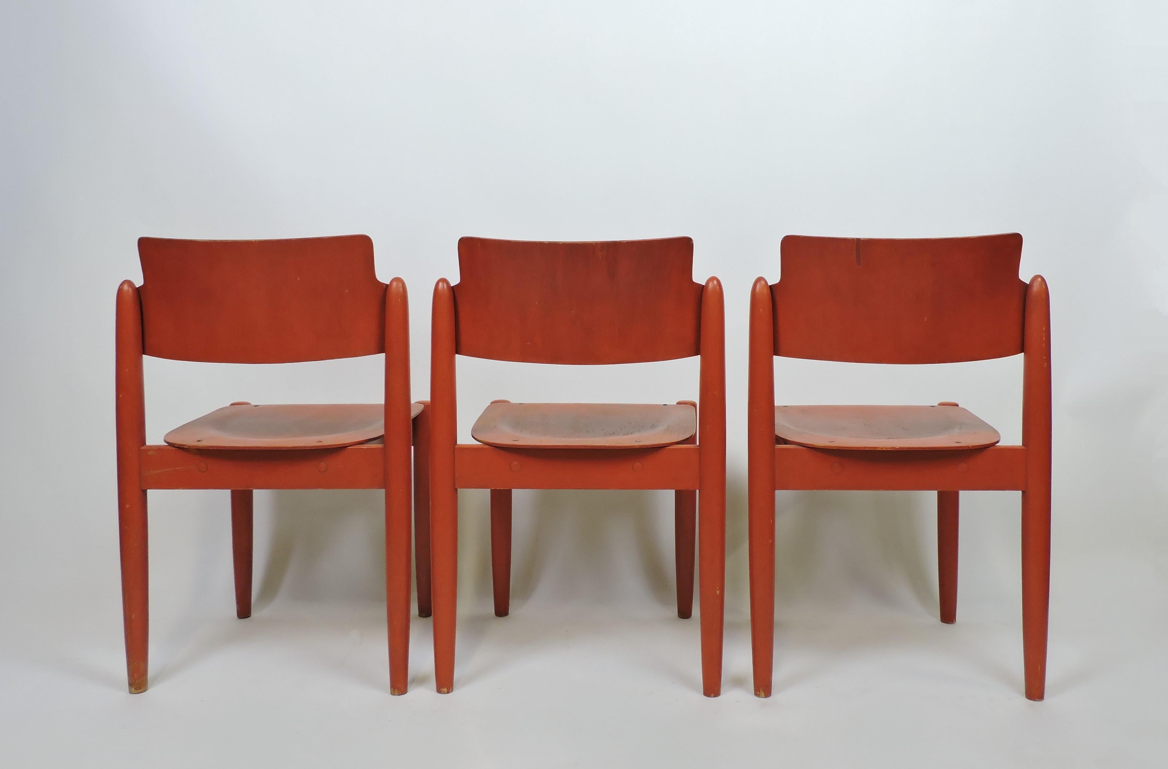 Finlandais  Ilmari Tapiovaara ensemble de 3 chaises Wilman empilables rares scandinaves modernes en vente