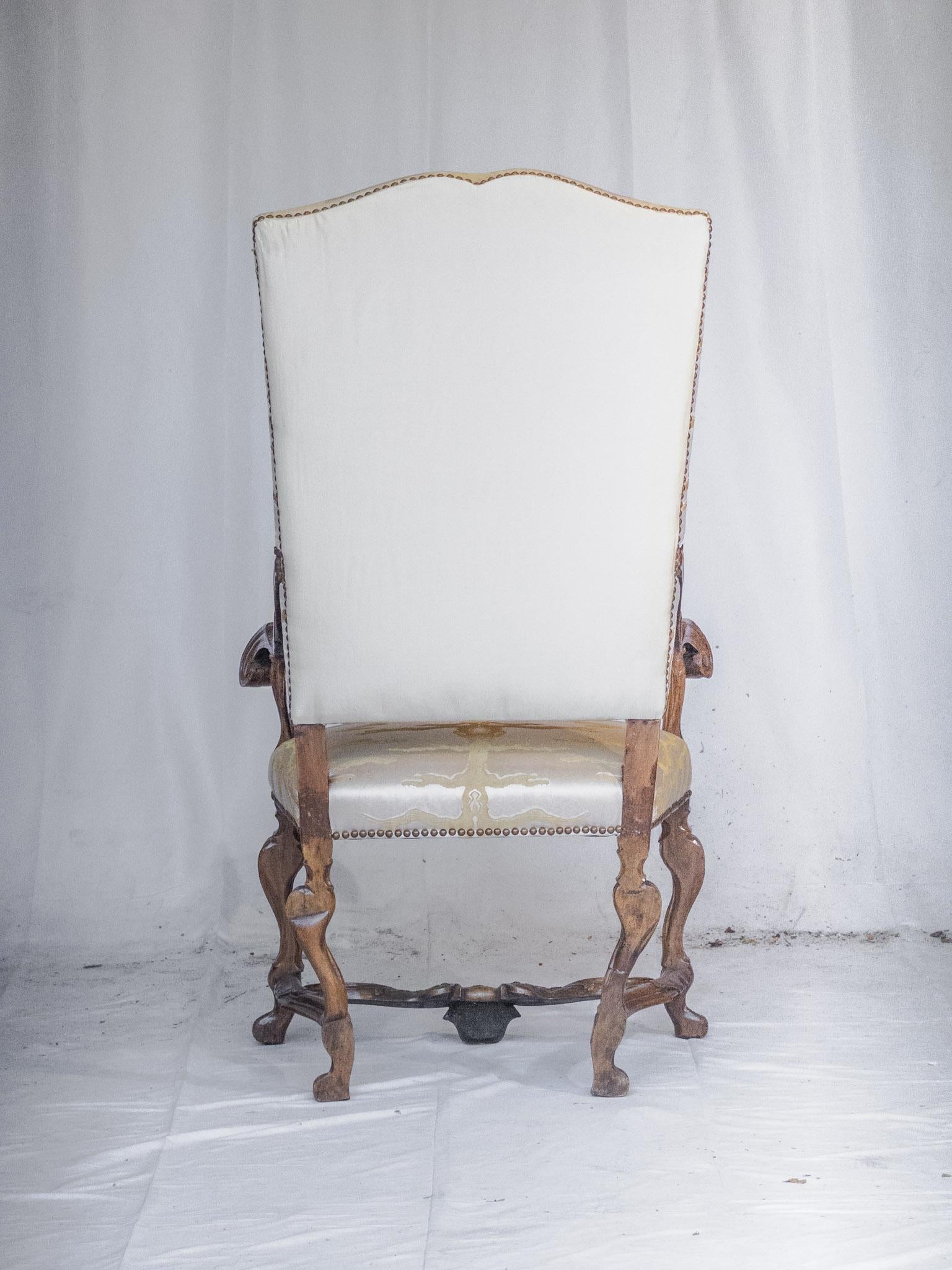 Rare ensemble de 4 chaises à accoudoirs baroques italiennes du 19ème siècle en noyer sculpté en vente 4