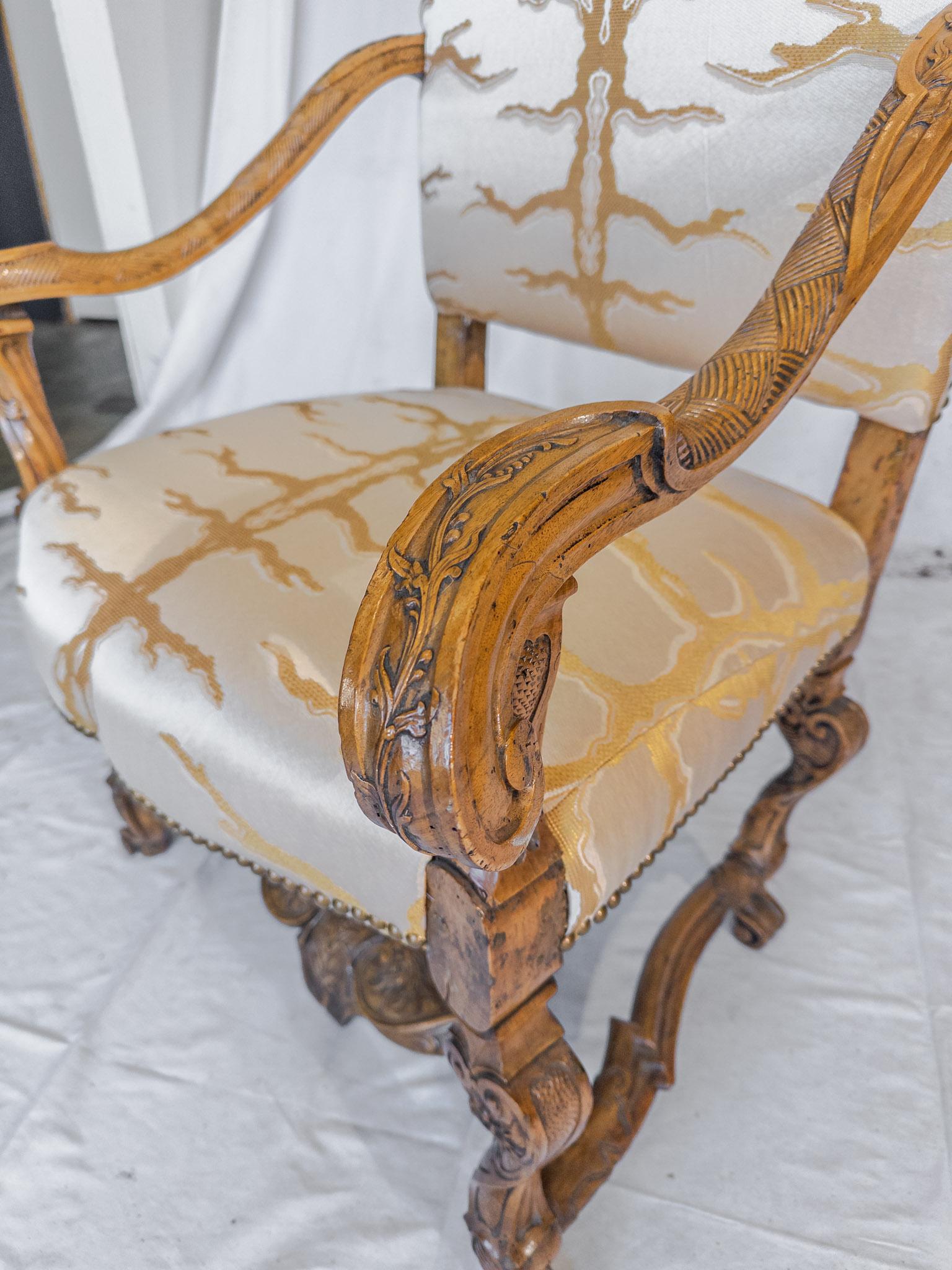 Rare ensemble de 4 chaises à accoudoirs baroques italiennes du 19ème siècle en noyer sculpté en vente 5