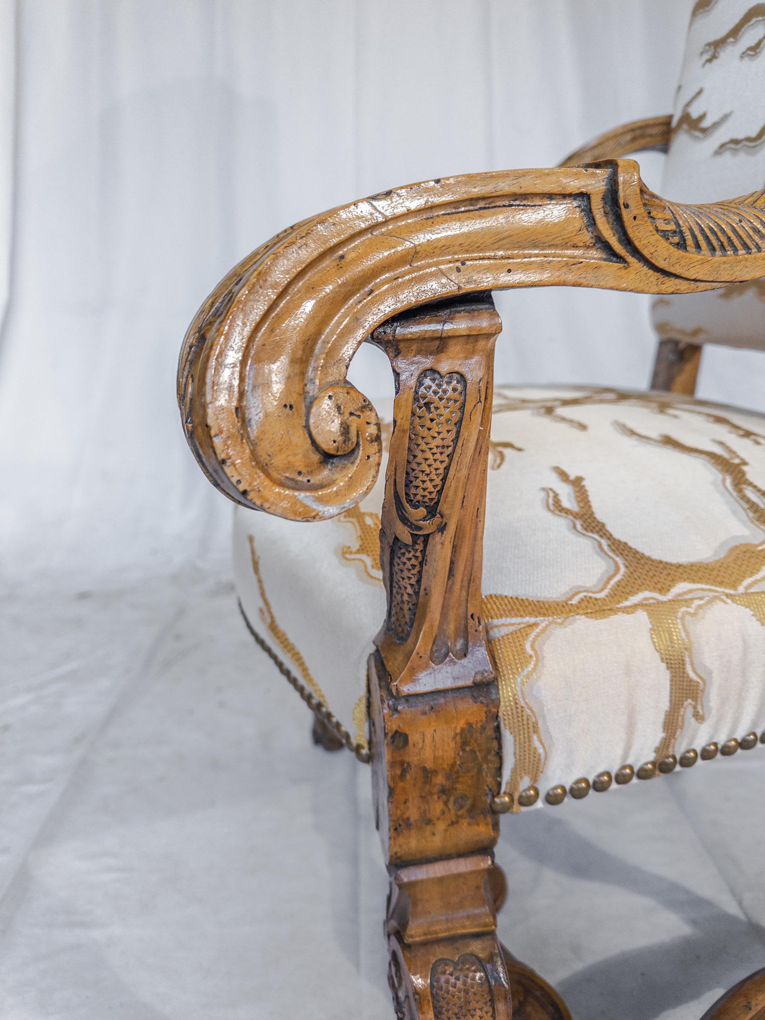 Rare ensemble de 4 chaises à accoudoirs baroques italiennes du 19ème siècle en noyer sculpté en vente 9