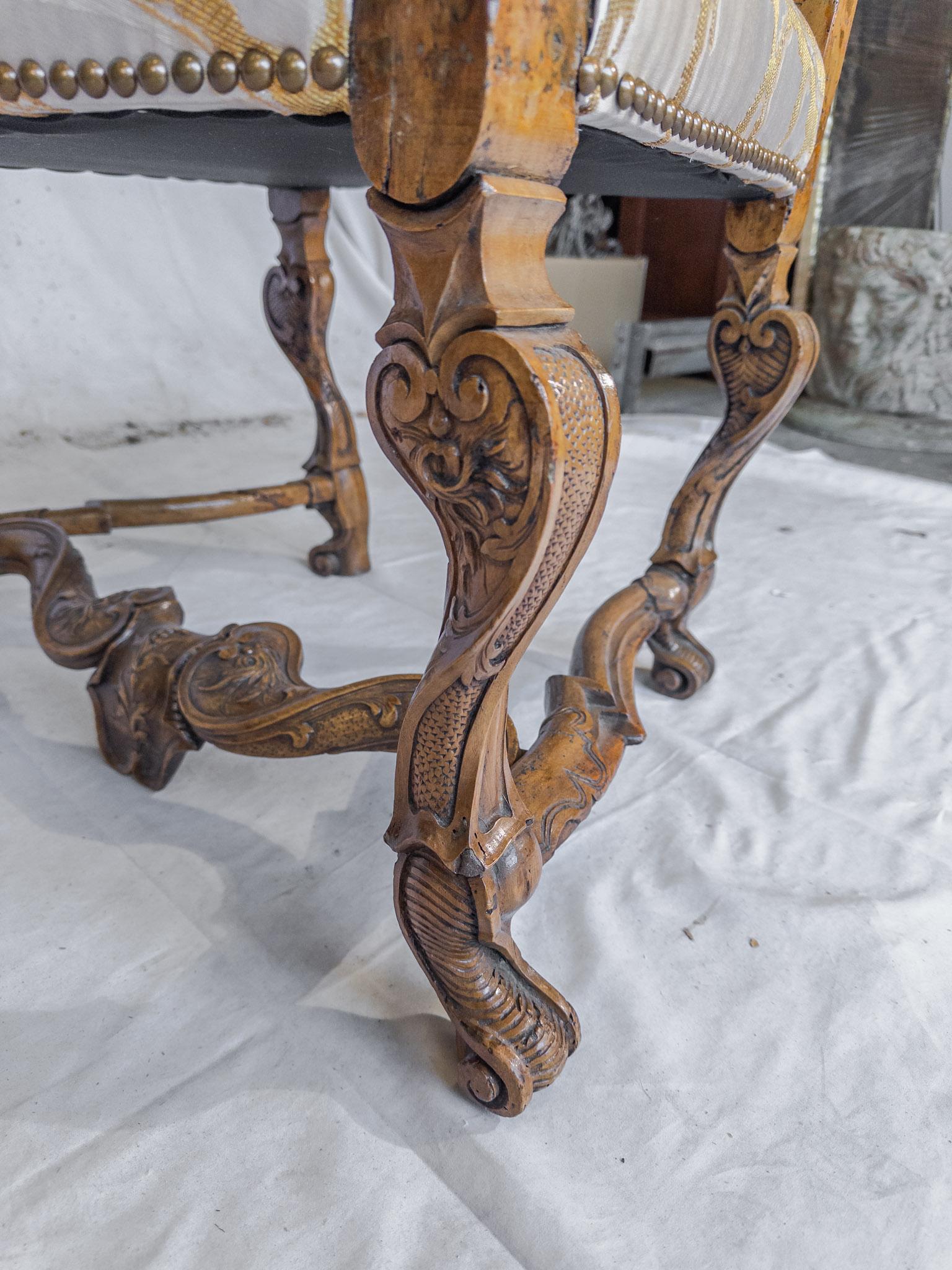 Rare ensemble de 4 chaises à accoudoirs baroques italiennes du 19ème siècle en noyer sculpté en vente 10
