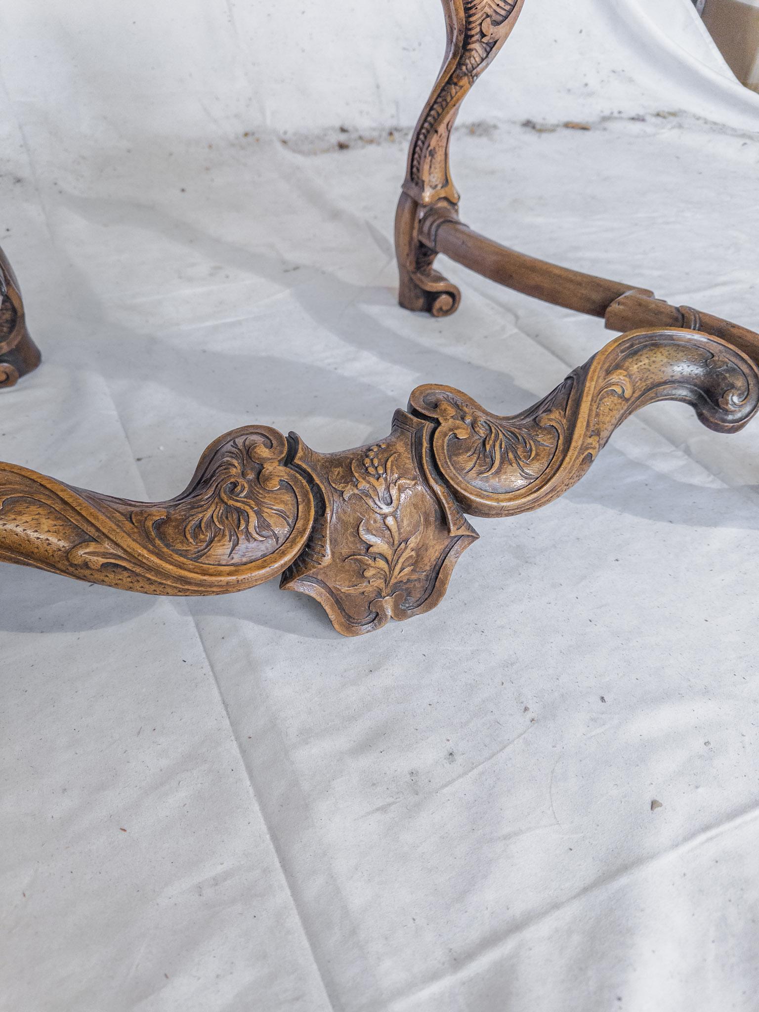 Rare ensemble de 4 chaises à accoudoirs baroques italiennes du 19ème siècle en noyer sculpté en vente 11