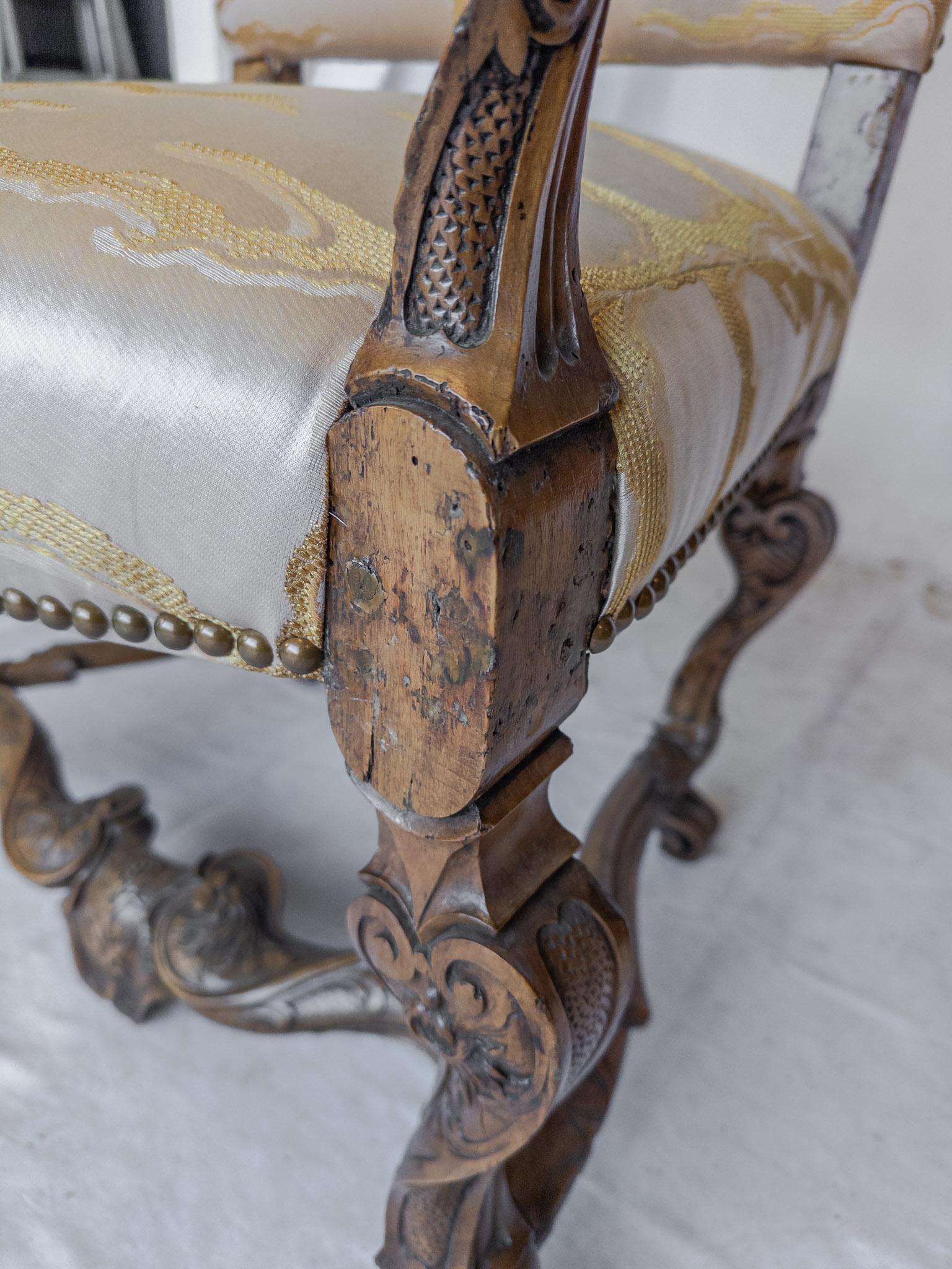 Rare ensemble de 4 chaises à accoudoirs baroques italiennes du 19ème siècle en noyer sculpté en vente 13