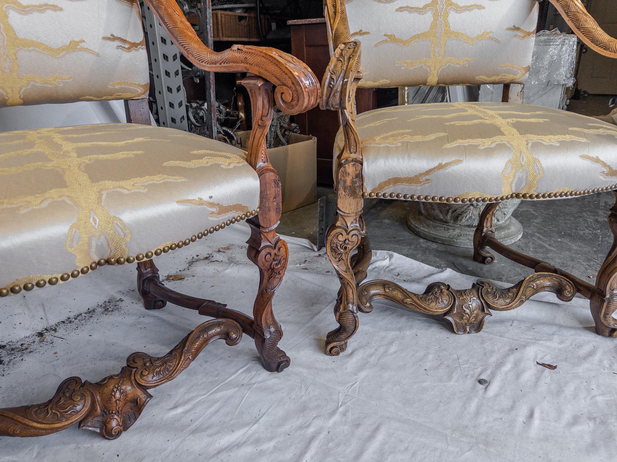 Tissu Rare ensemble de 4 chaises à accoudoirs baroques italiennes du 19ème siècle en noyer sculpté en vente