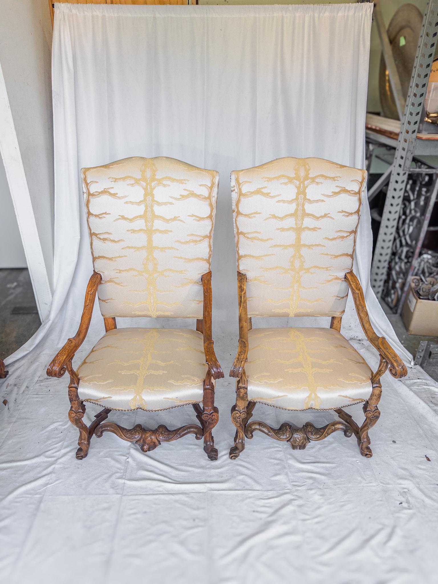 Rare ensemble de 4 chaises à accoudoirs baroques italiennes du 19ème siècle en noyer sculpté en vente 2