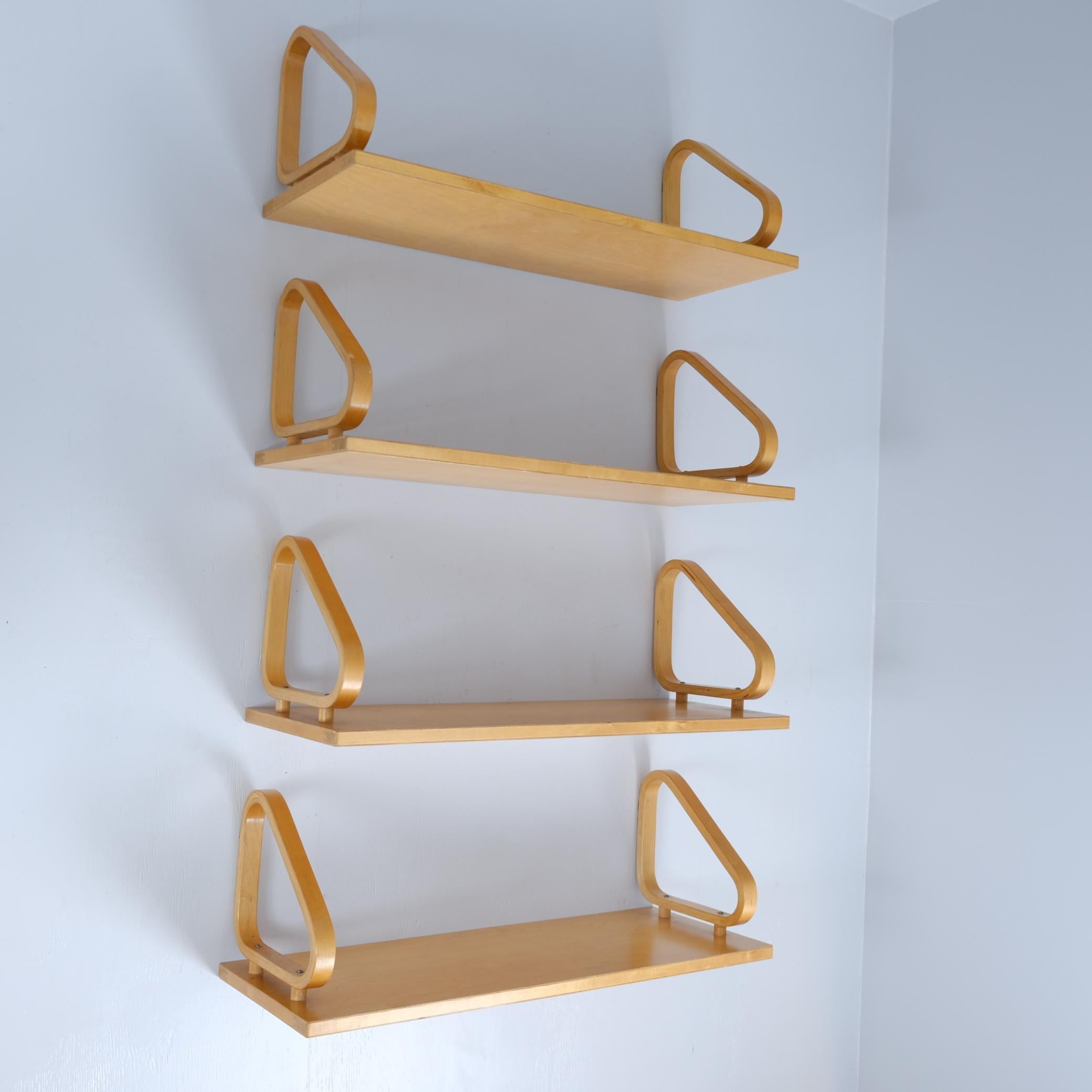 Un bellissimo set di 4 mensole da parete di Alvar Aalto modello 112. Queste mensole con i pioli sono molto più rare di quelle normali, per non parlare del set di quattro con la stessa patina e le stesse condizioni originali. 
Queste mensole