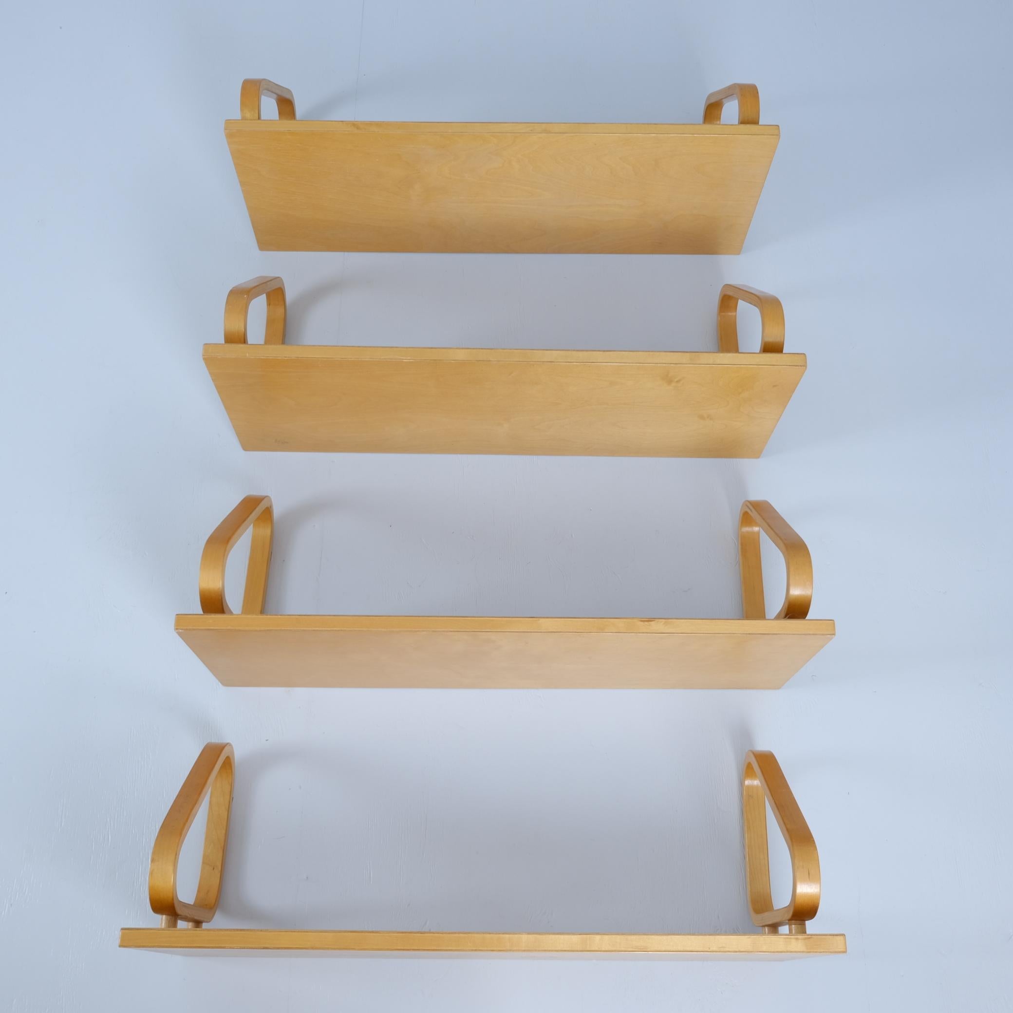 Scandinavo moderno Raro set di 4 mensole da parete 