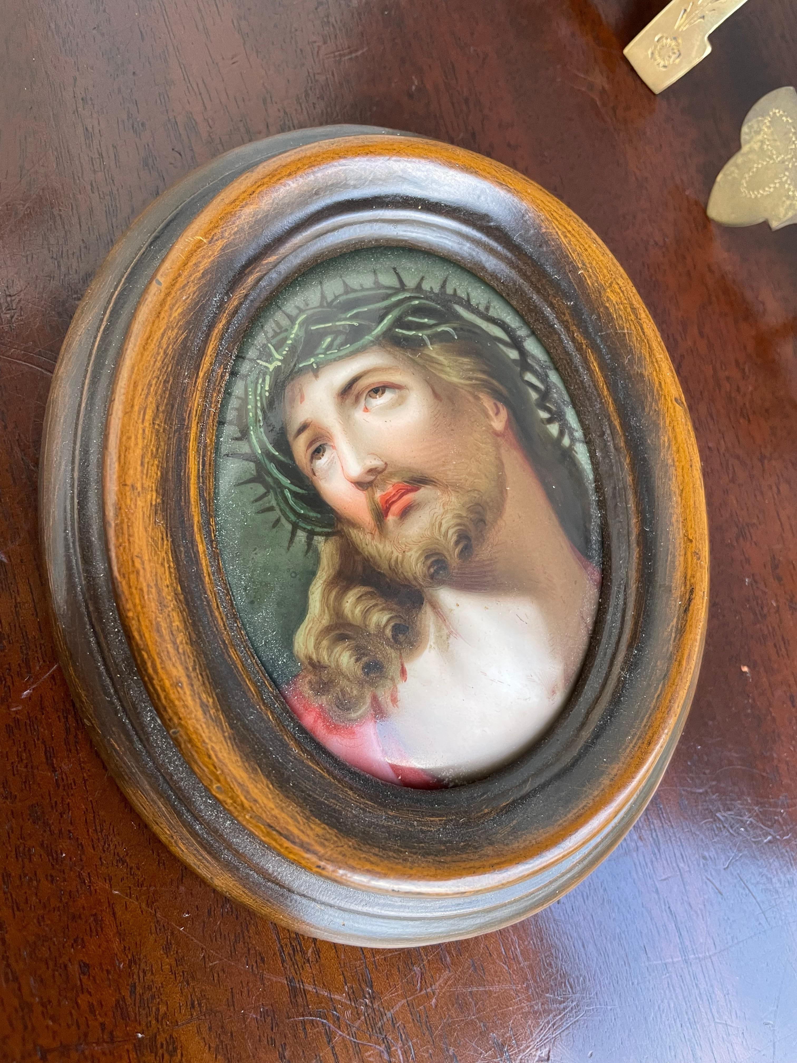 Rare ensemble de 4 tableaux anciens de saints miniatures, 3 dans des cadres gothiques en laiton 1890 en vente 8
