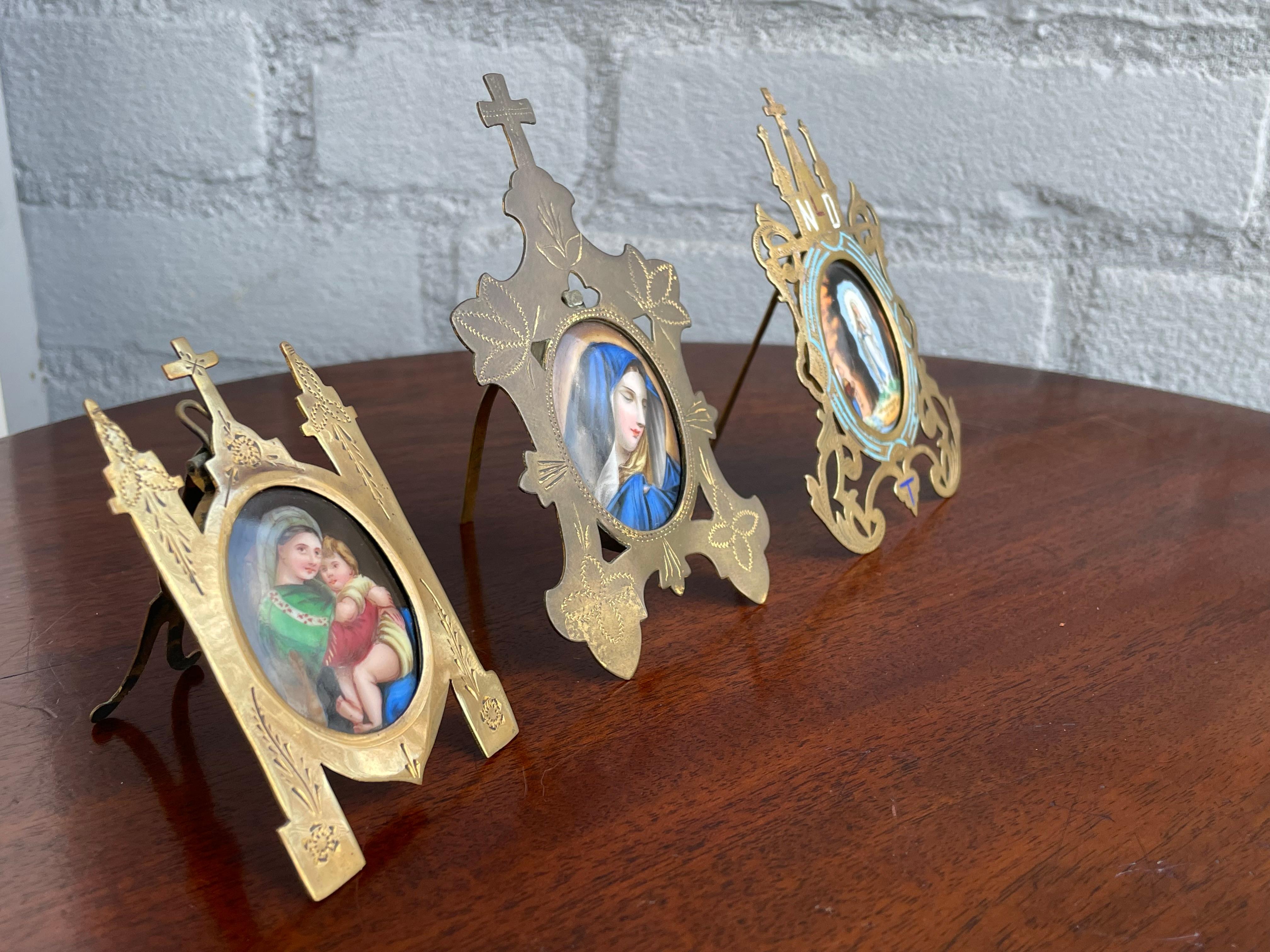 Rare ensemble de 4 tableaux anciens de saints miniatures, 3 dans des cadres gothiques en laiton 1890 en vente 9