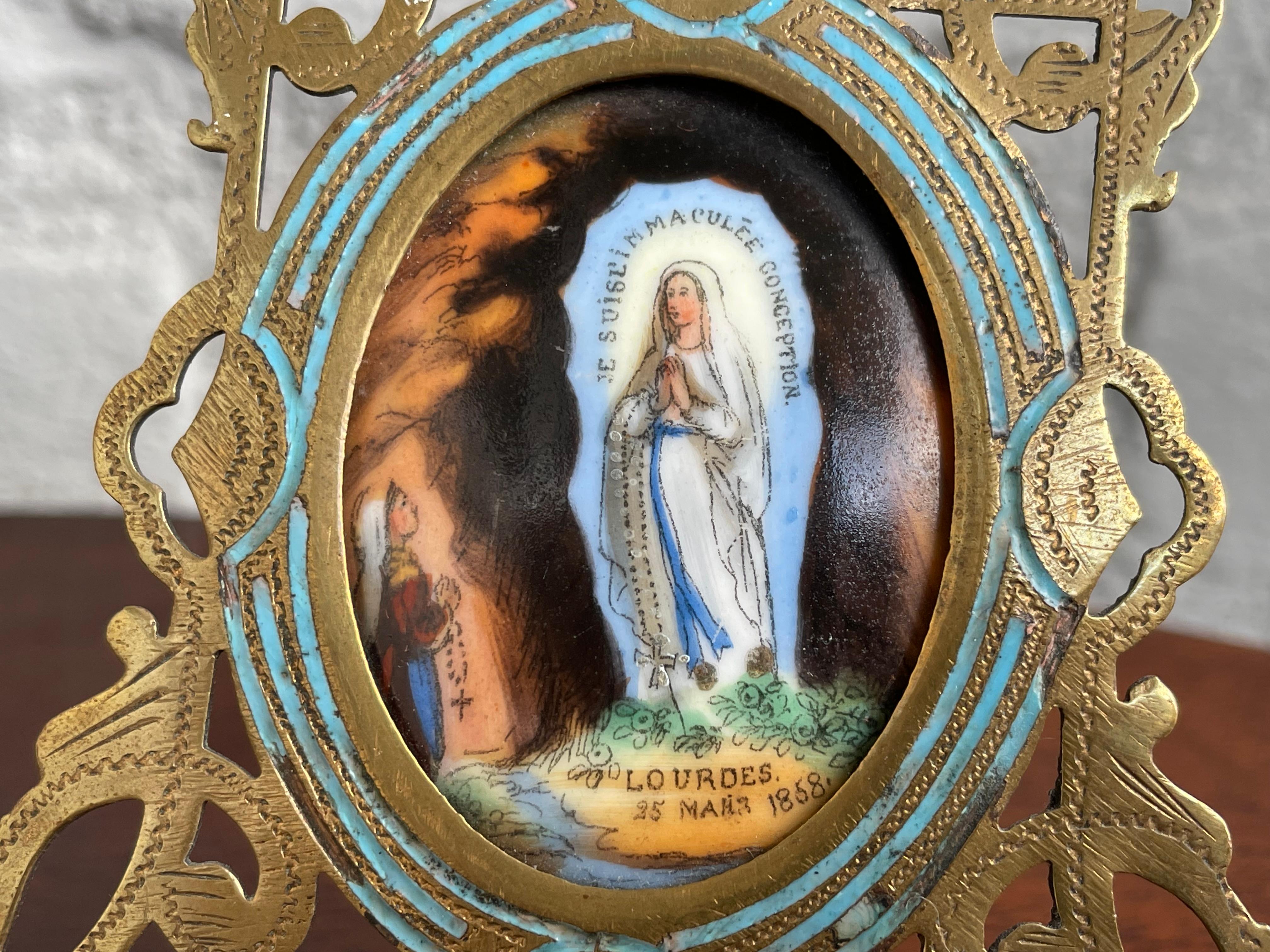 Européen Rare ensemble de 4 tableaux anciens de saints miniatures, 3 dans des cadres gothiques en laiton 1890 en vente