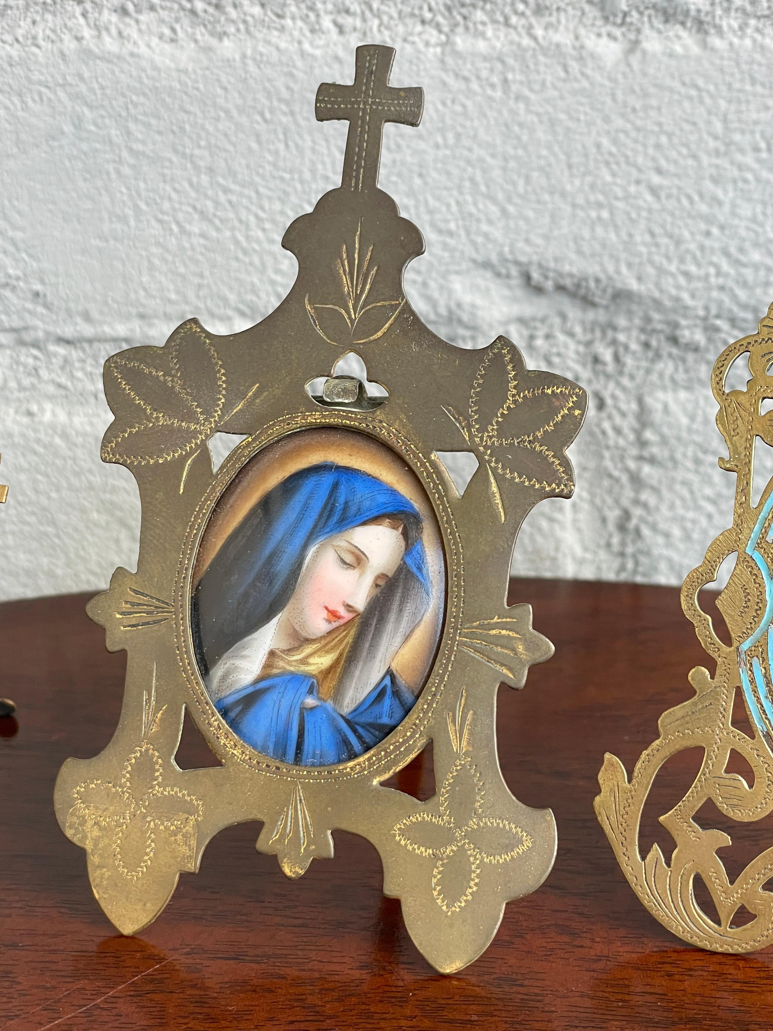 Émaillé Rare ensemble de 4 tableaux anciens de saints miniatures, 3 dans des cadres gothiques en laiton 1890 en vente