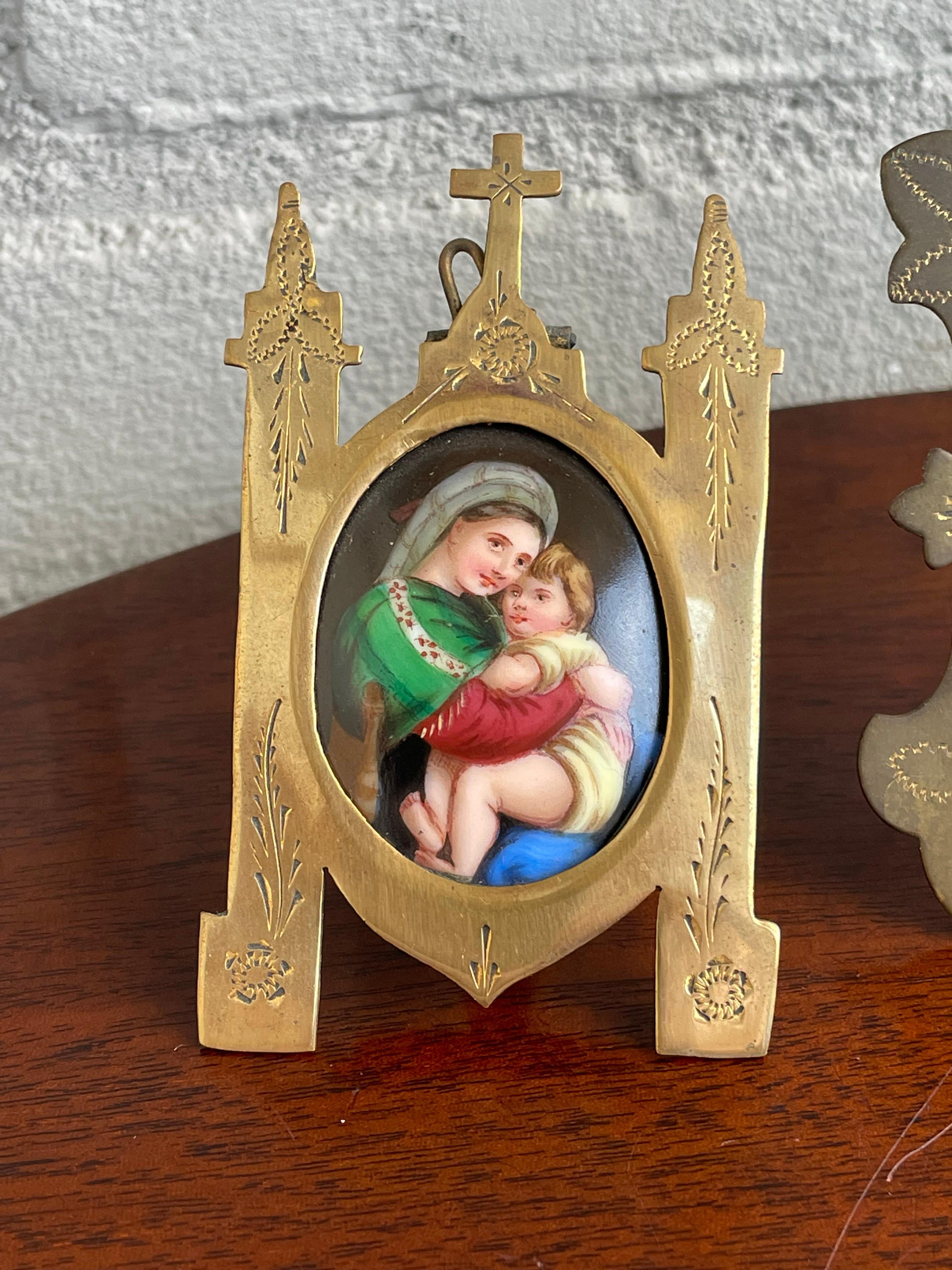 Seltener Satz von 4 antiken Miniatur-Heiligenbildern, 3 in gotischen Messingrahmen 1890 im Zustand „Hervorragend“ im Angebot in Lisse, NL