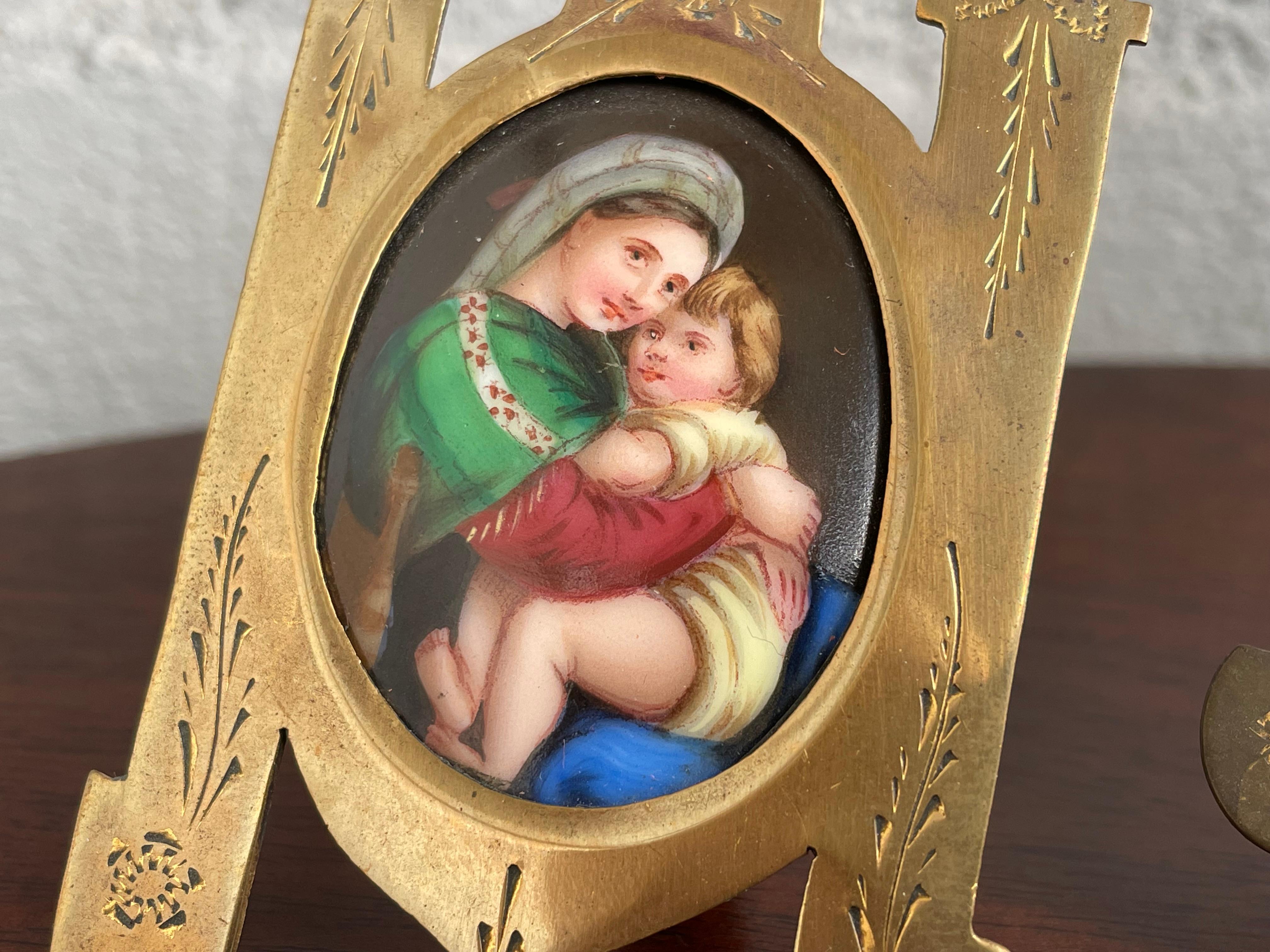 Résine Rare ensemble de 4 tableaux anciens de saints miniatures, 3 dans des cadres gothiques en laiton 1890 en vente