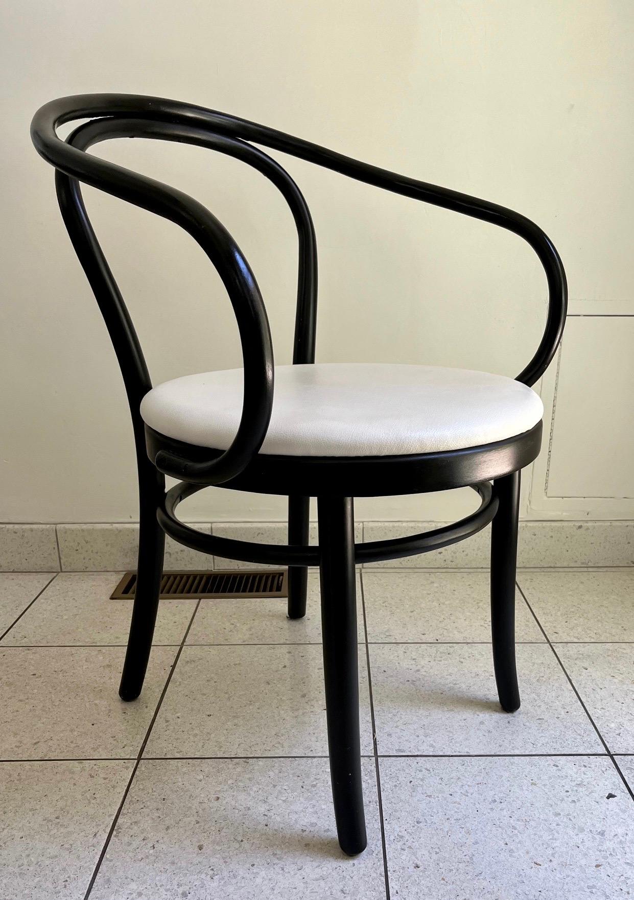Eine sehr seltene Reihe von 4 Thonet Sesseln in schwarz lackiertem Bugholz, mit weißen Naugahyde Sitze behalten Label solide und robust wir glauben, diese Stühle wurden gemalt und wieder an einem Punkt einige leichte Spuren aufgrund des Alters