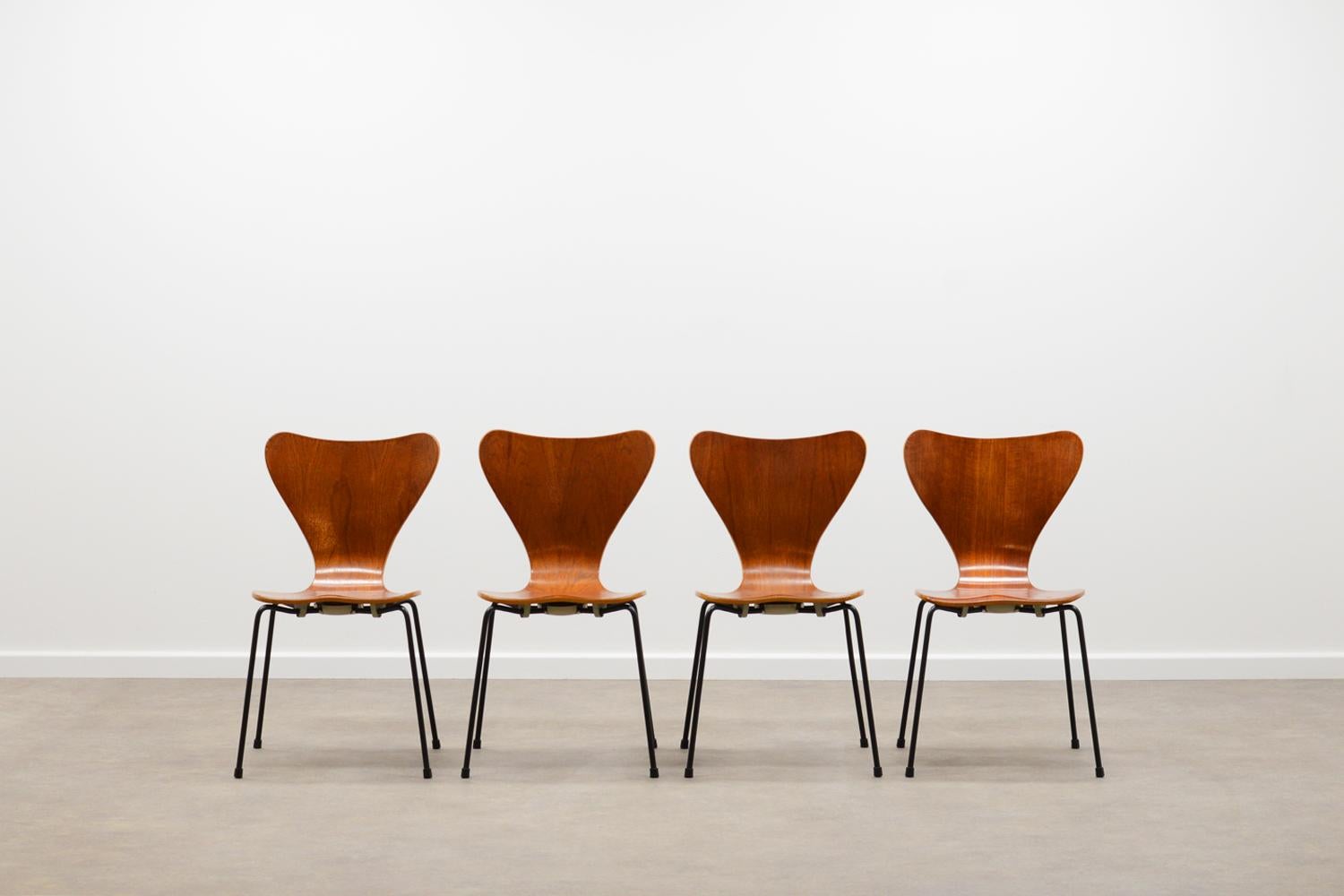 Rare set of 4 Butterly chairs by Herbert Hirche for Jofa Stalmöbler, 50s Denmark. Saddle shape seat in thick plywood with teak veneer. The legs are not original, but are comparable with the originals. Great color / patina. In good vintage condition.