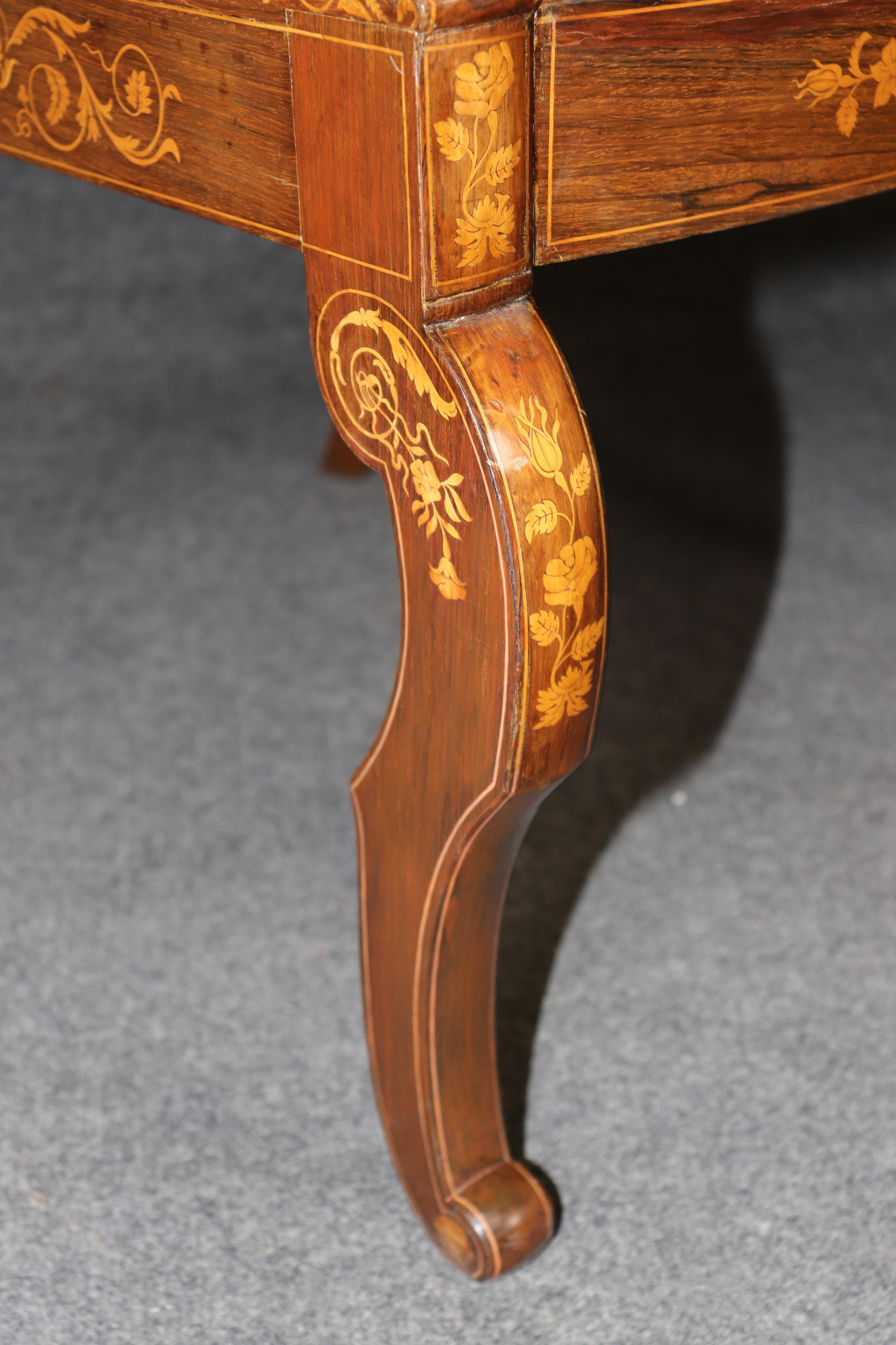 Tulipier Raro set di 4 poltrone olandesi intarsiate in noce e legno di tulipano in damasco in vendita