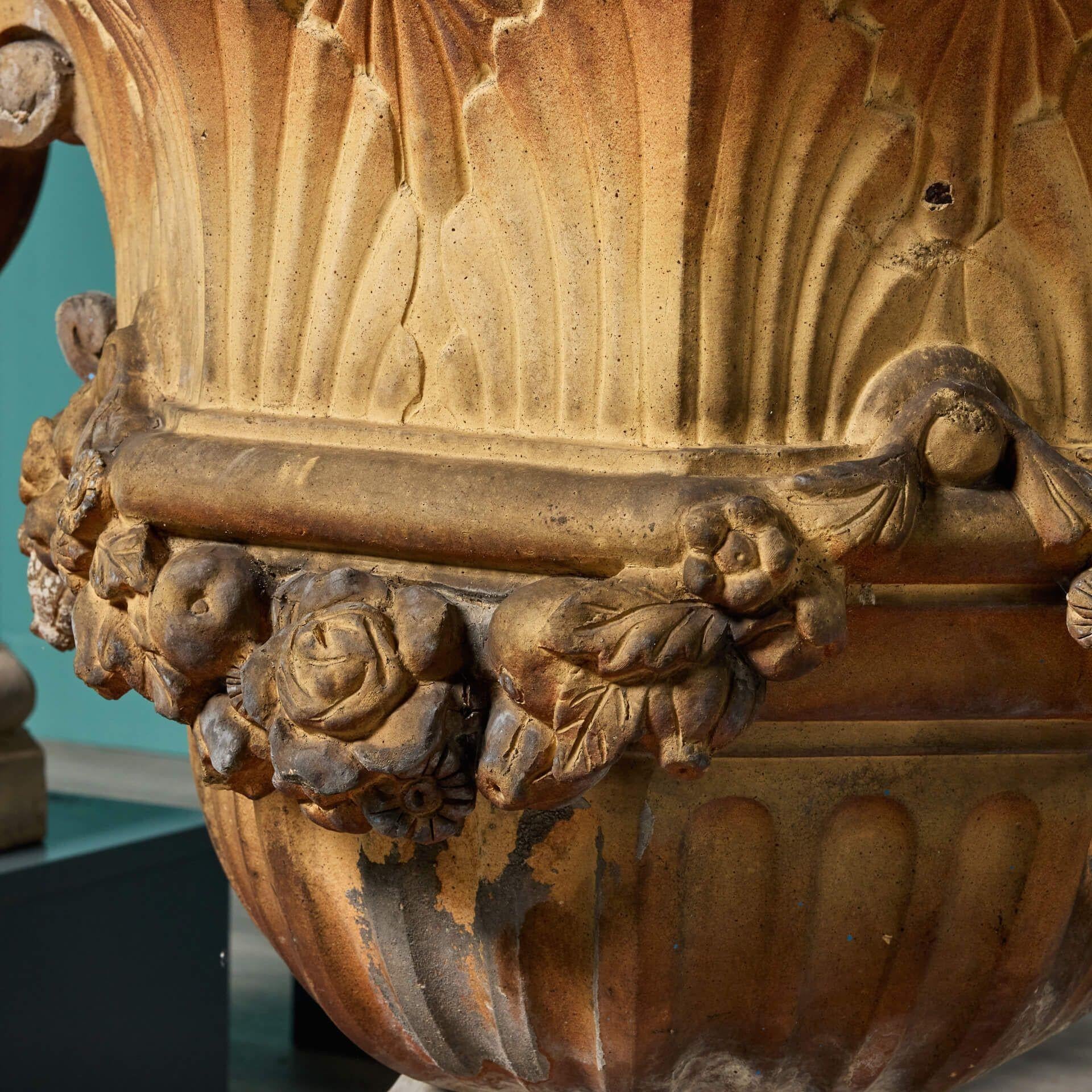 Seltener Satz von 4 großen englischen antiken Terrakotta-Gartenurnen aus Terrakotta im Zustand „Relativ gut“ im Angebot in Wormelow, Herefordshire