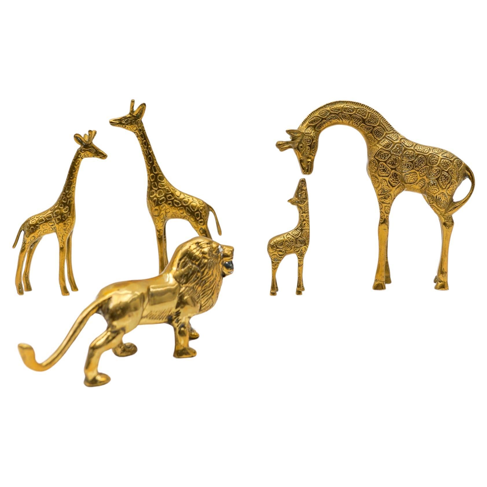 Rare ensemble de 4 girafes en laiton et un lion en laiton, années 1960