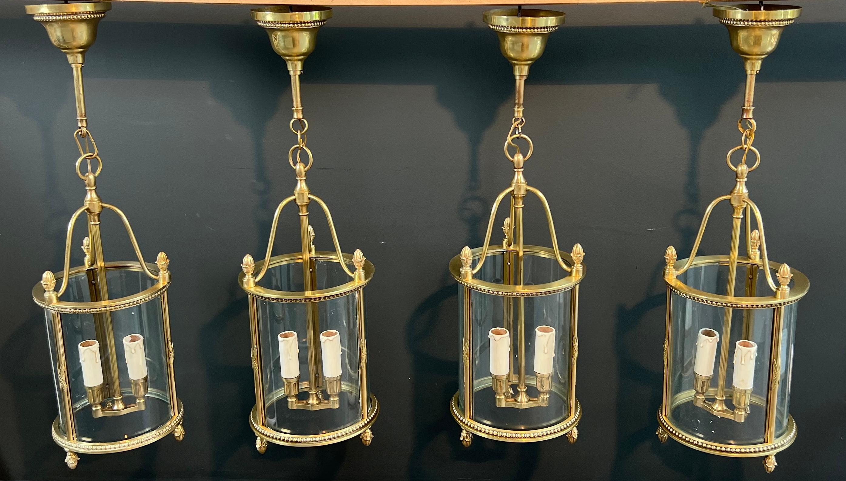 Raro set di 4 lanterne rotonde in bronzo in stile neoclassico Attribuito alla Maison Jansen in vendita 3