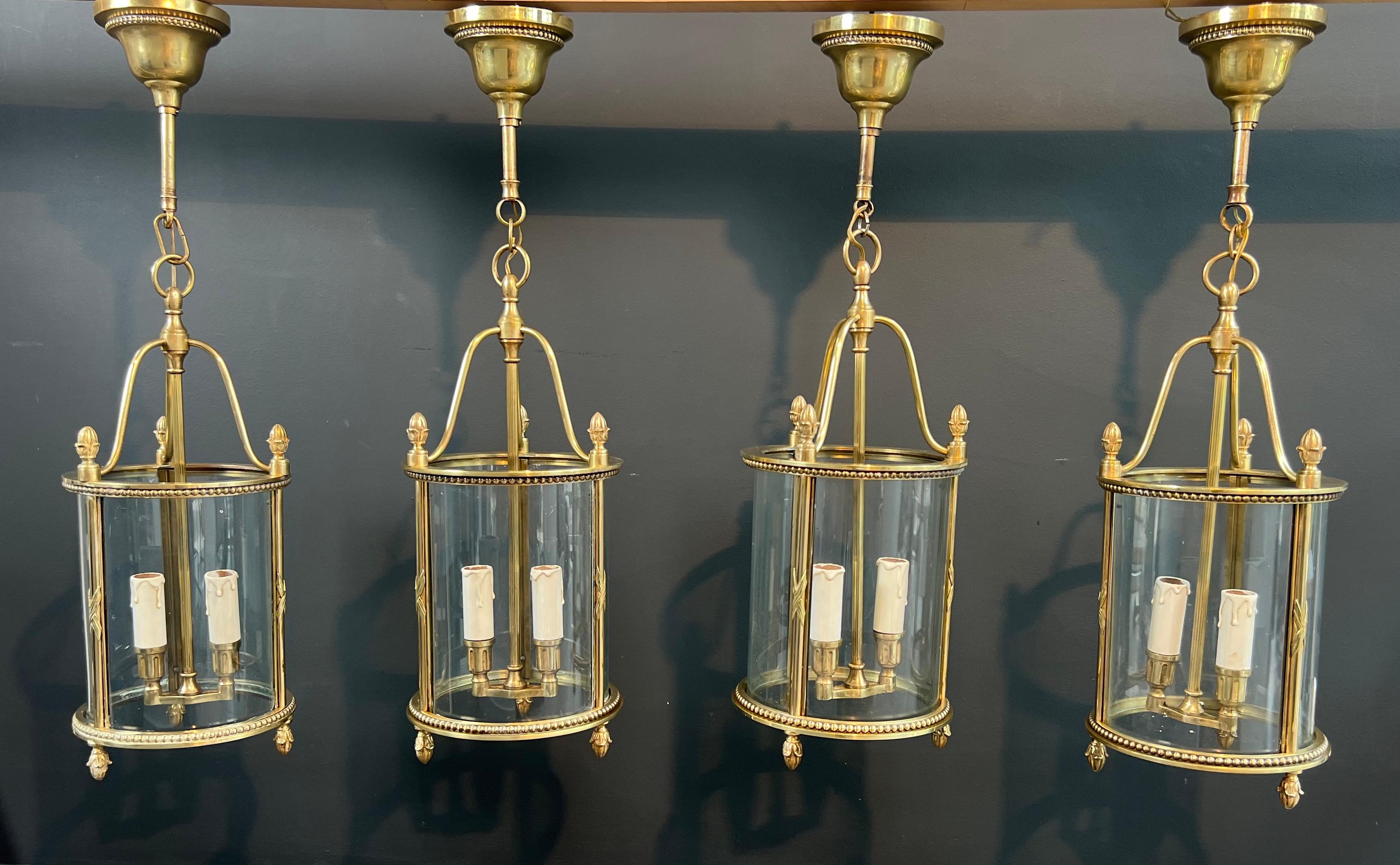 Neoclassico Raro set di 4 lanterne rotonde in bronzo in stile neoclassico Attribuito alla Maison Jansen in vendita