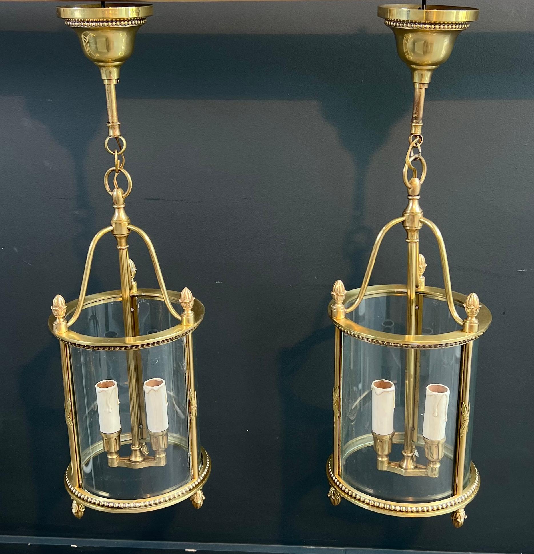 Francese Raro set di 4 lanterne rotonde in bronzo in stile neoclassico Attribuito alla Maison Jansen in vendita
