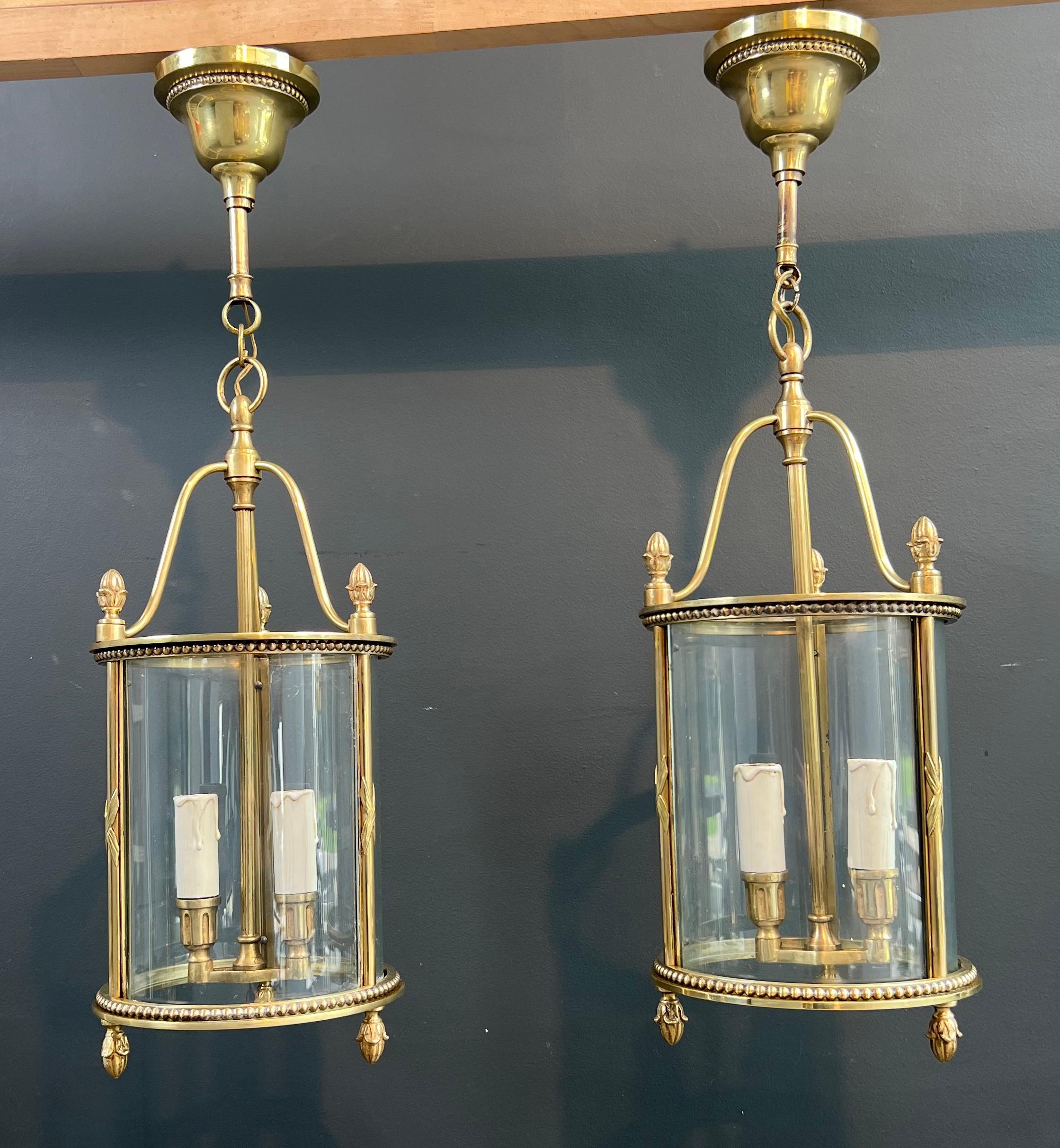 Metà XX secolo Raro set di 4 lanterne rotonde in bronzo in stile neoclassico Attribuito alla Maison Jansen in vendita
