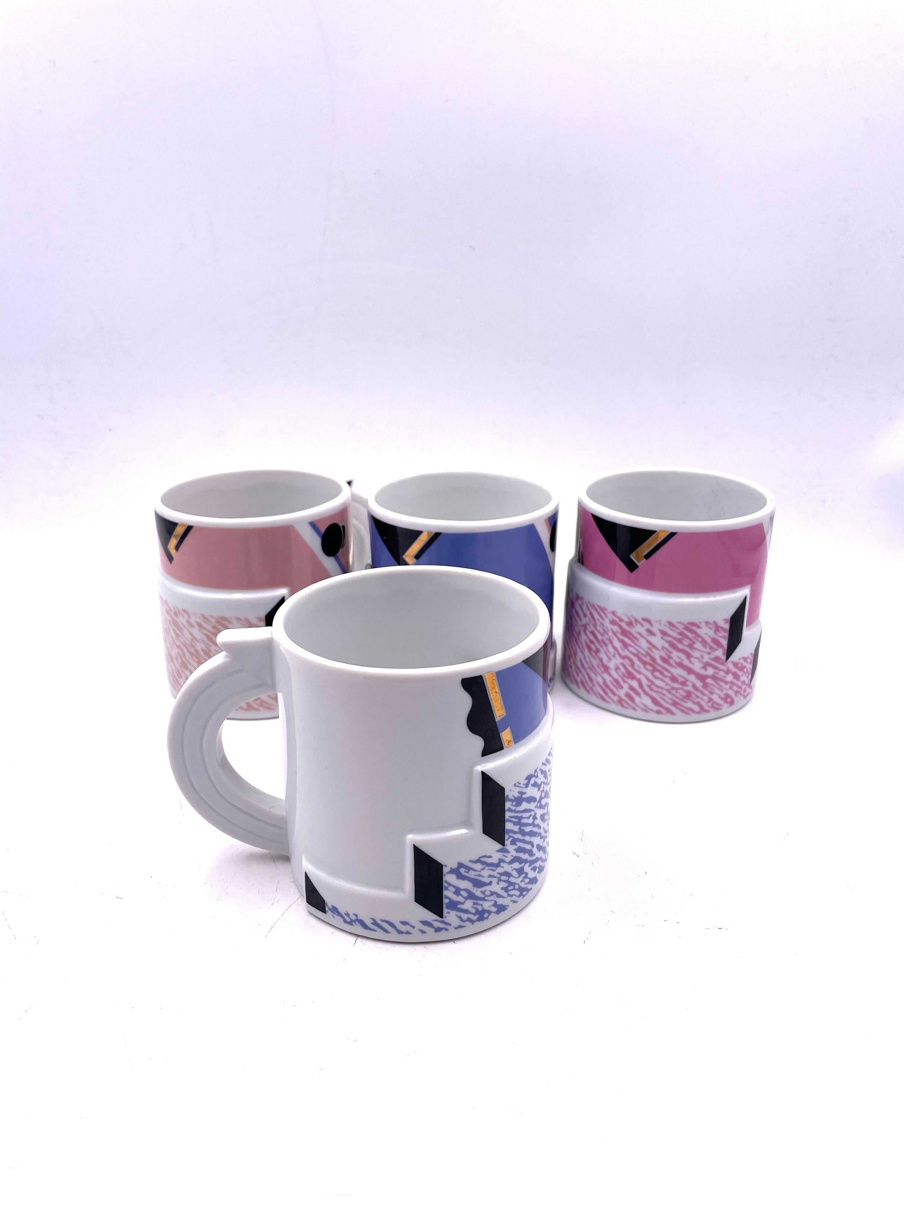 Japonais Rare ensemble de 4 tasses en porcelaine design Kato Kogei Postmodern Memphis Japan en vente