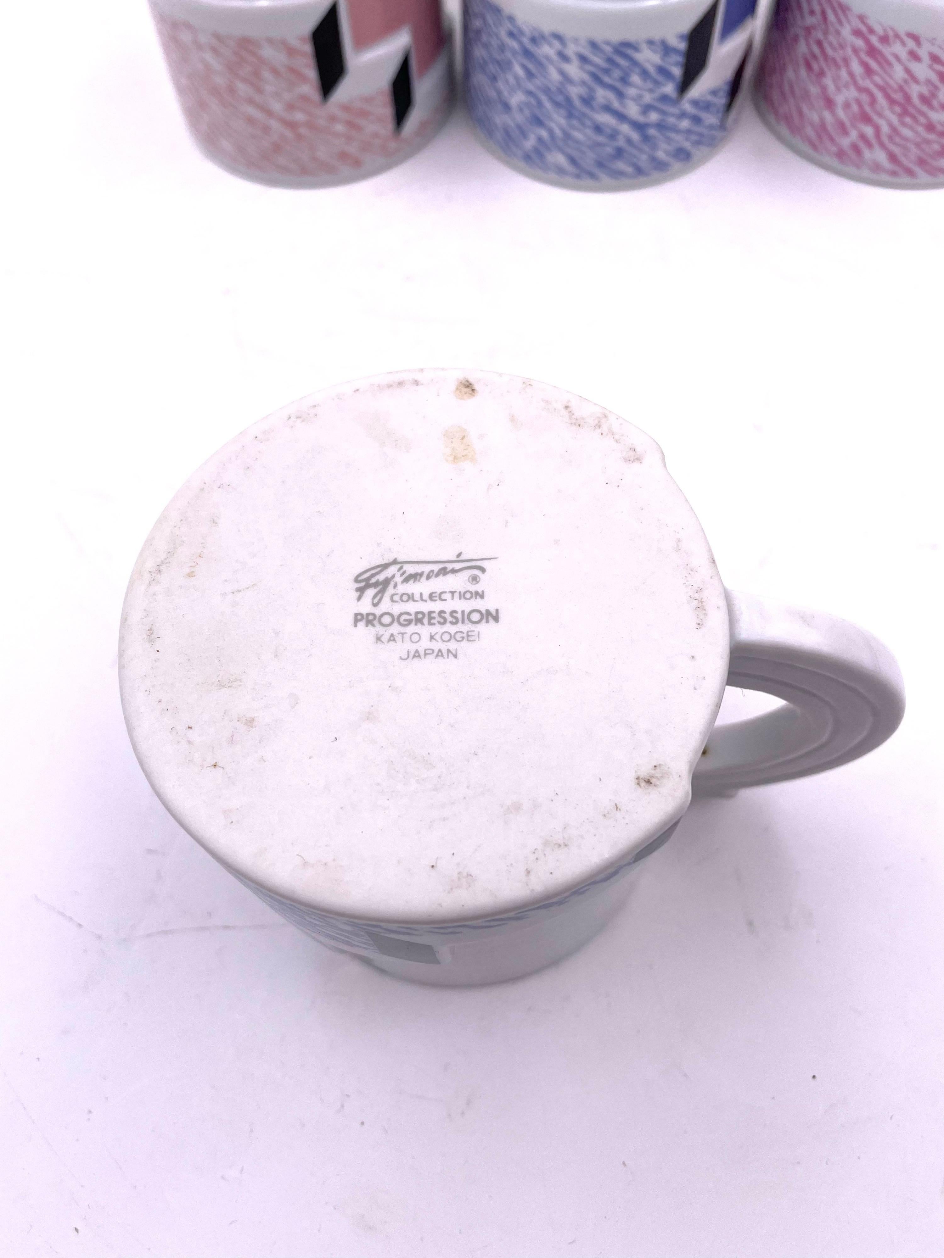 Raro Juego de 4 Tazas de Porcelana Diseño de Kato Kogei Postmoderno Memphis Japón en Bueno estado para la venta en San Diego, CA