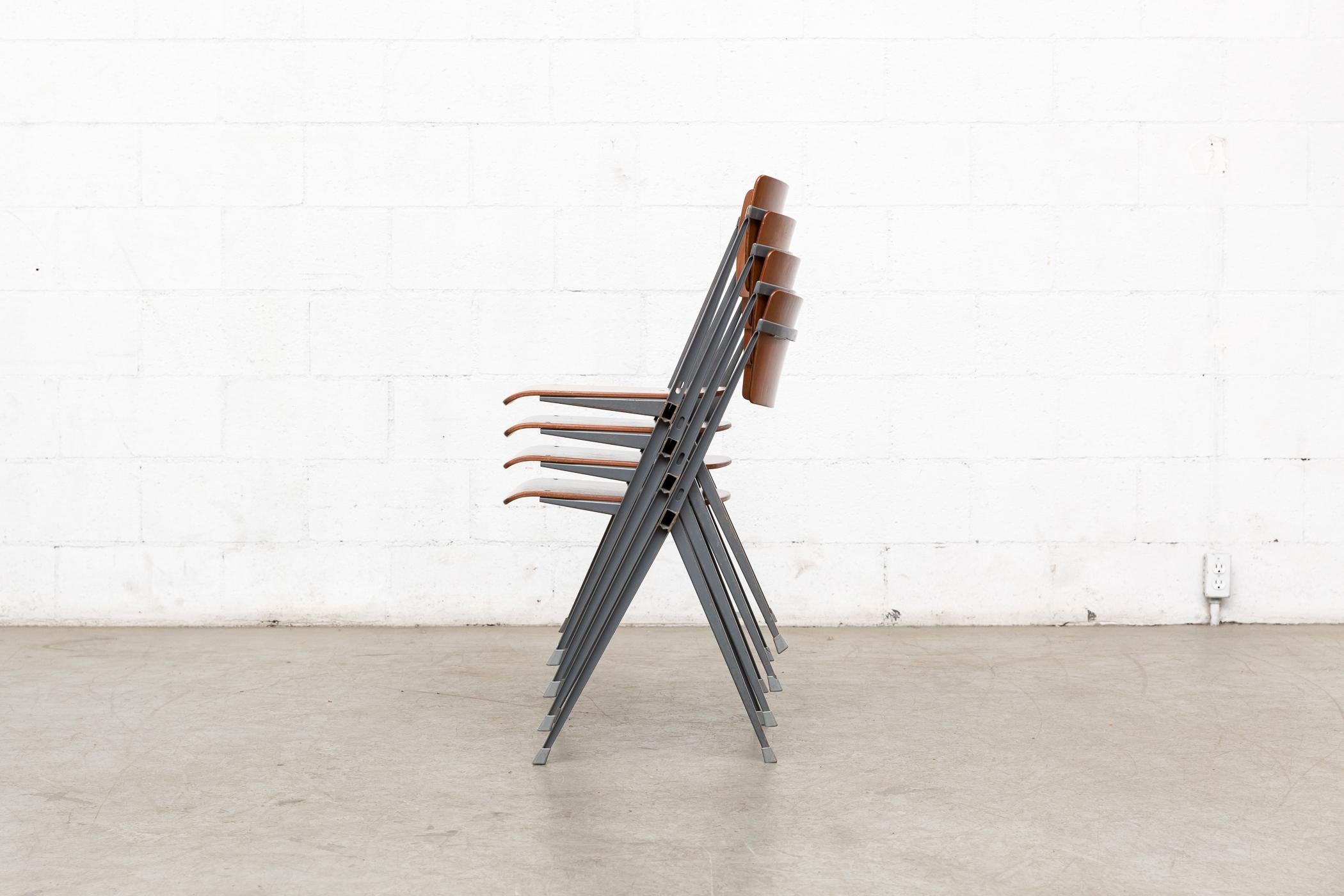 Mid-Century Modern Rare ensemble de 4 chaises Rietveld « Pyramid » pour Ahrend the Cirkel en vente