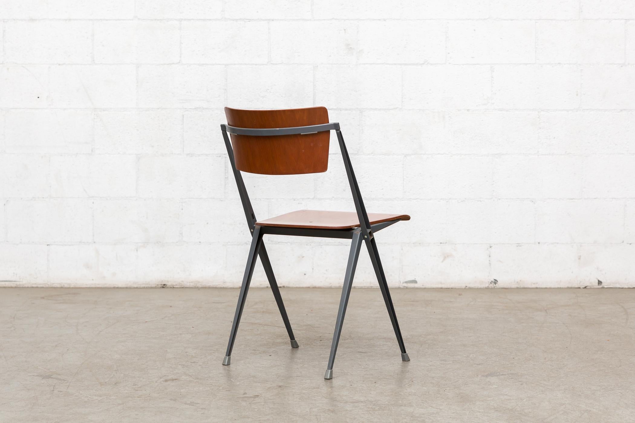 Set di 4 sedie Rietveld 'Pyramid' in teak con struttura grigia per Ahrend the Cirkel in vendita 1