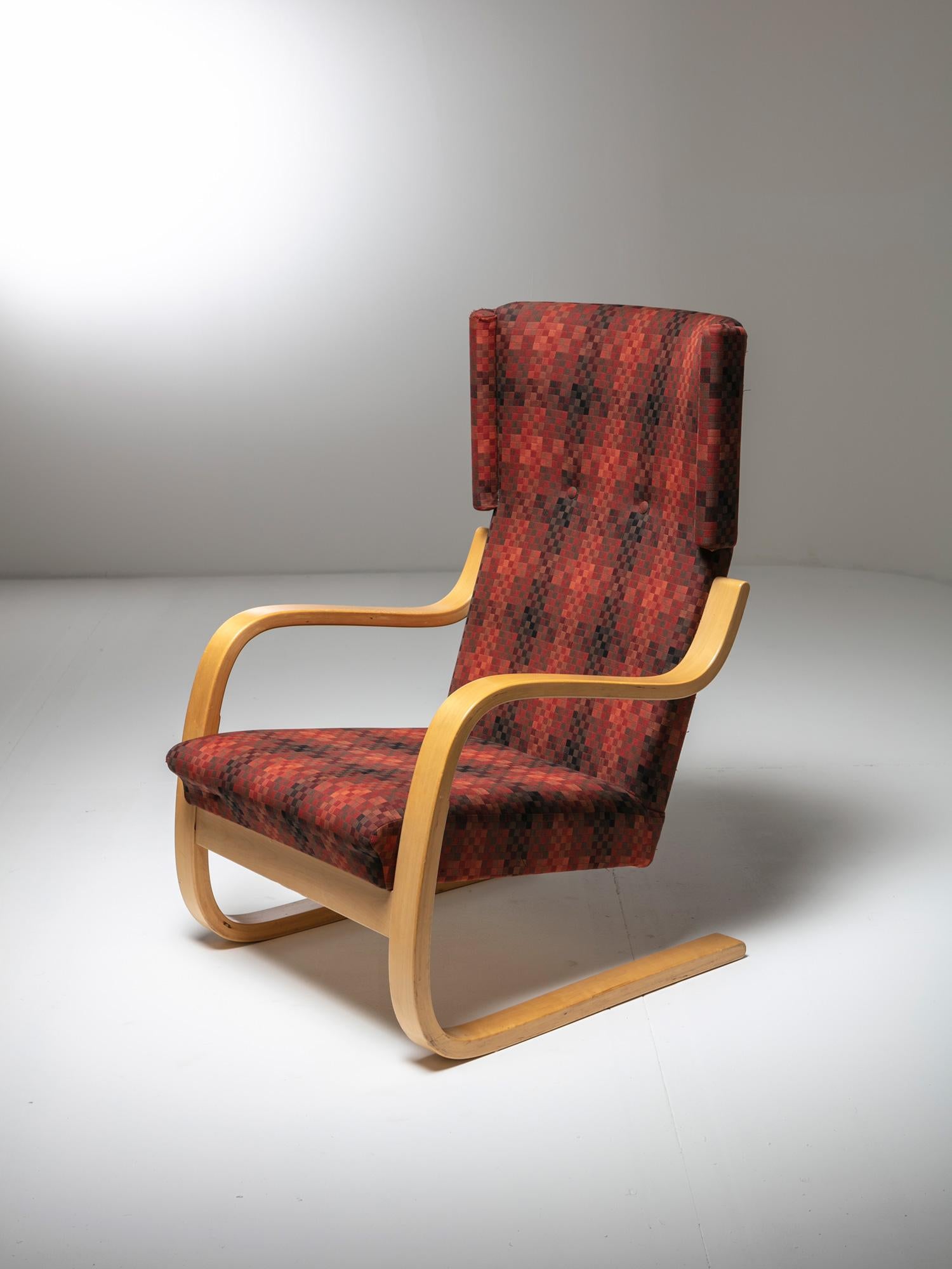 Pair of lounge chairs model 401 by Alvar Aalto for Artek.
Bent laminated birch frame and tartan fabric for this iconic pieces.
