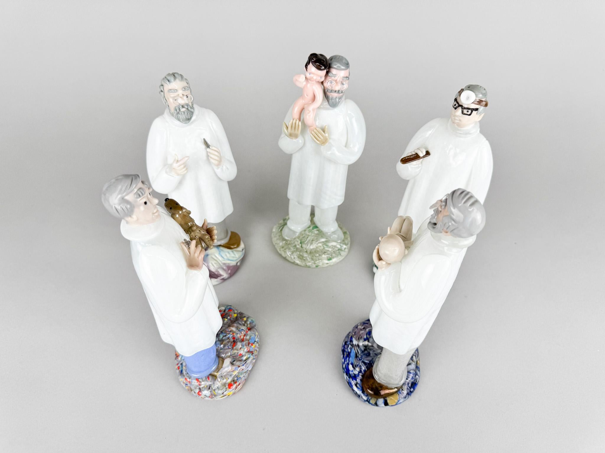 Set unico di figure di medici in vetro della metà del secolo scorso realizzate da Zeleznobrodske SkLO Glasswork (ZBS) nell'ex Cecoslovacchia. Le statuette di otorinolaringoiatra, ostetrica, pediatra, chirurgo e veterinario sono state disegnate dal