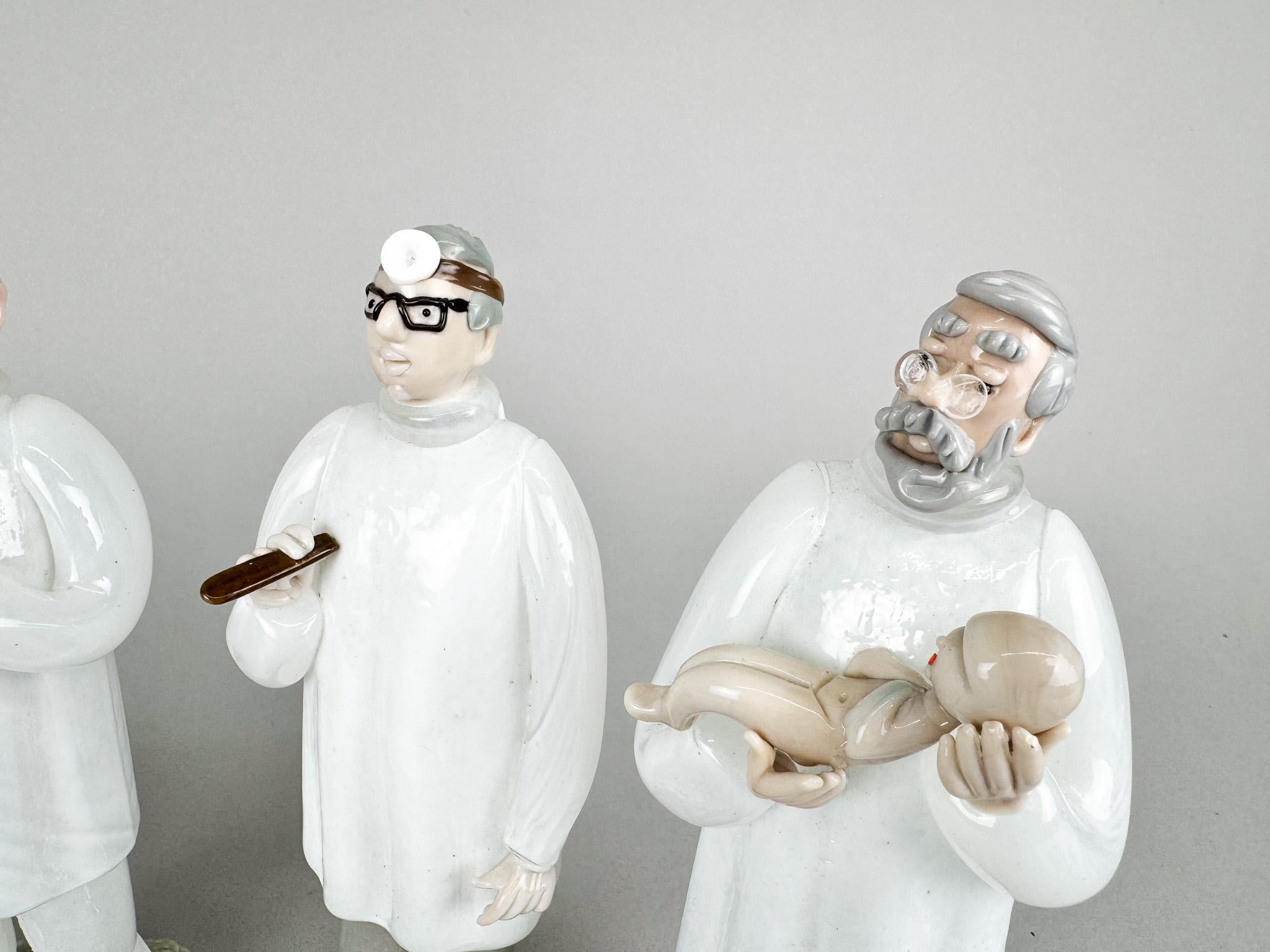 RARO set di 5 statuette di medici in vetro del designer Jaroslav Brychta, anni '70 In condizioni buone in vendita a Praha, CZ