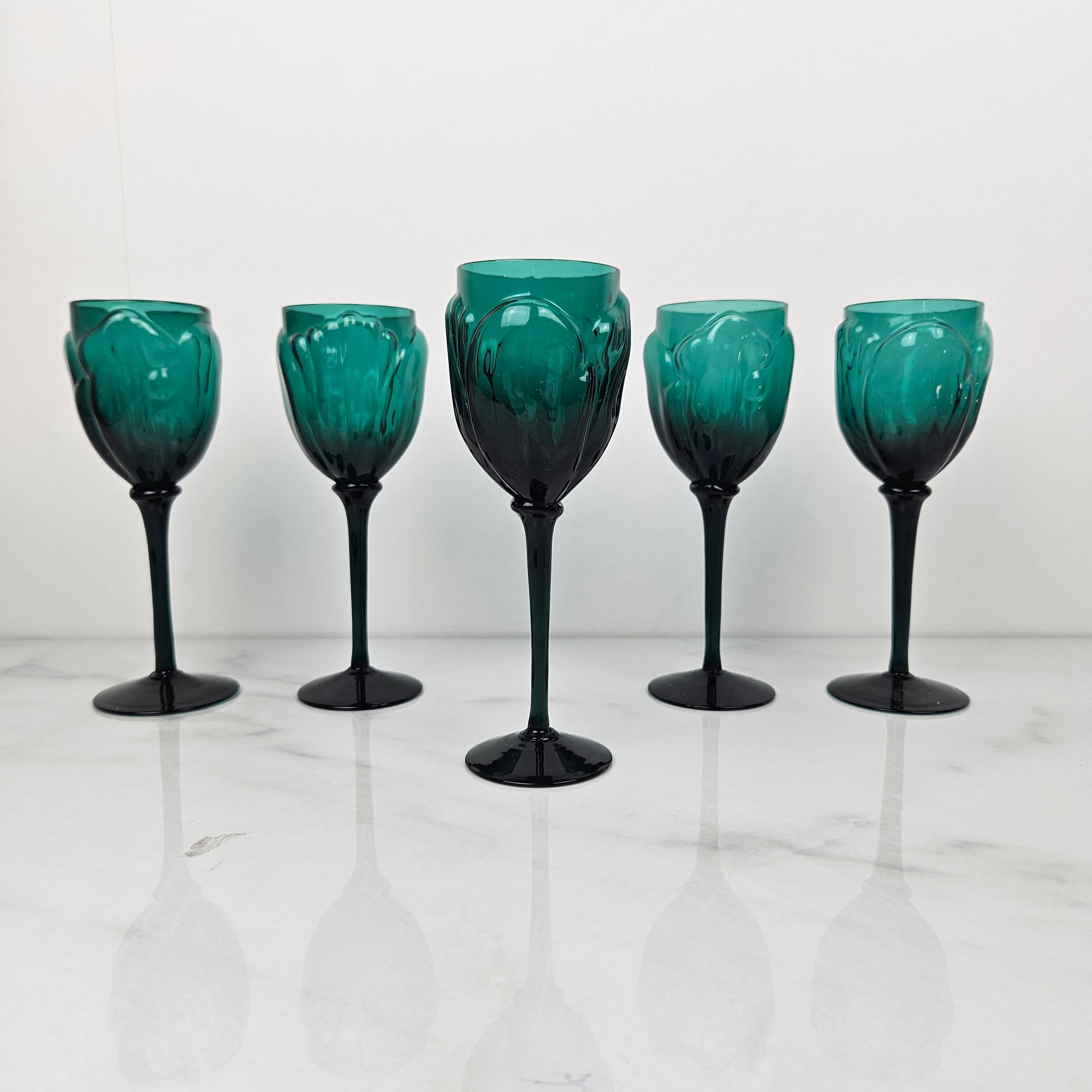 French Rare Set of 5 Hand-Blown Art Deco Emerald Green Wine Glasses 1920s Floral Design For Sale
