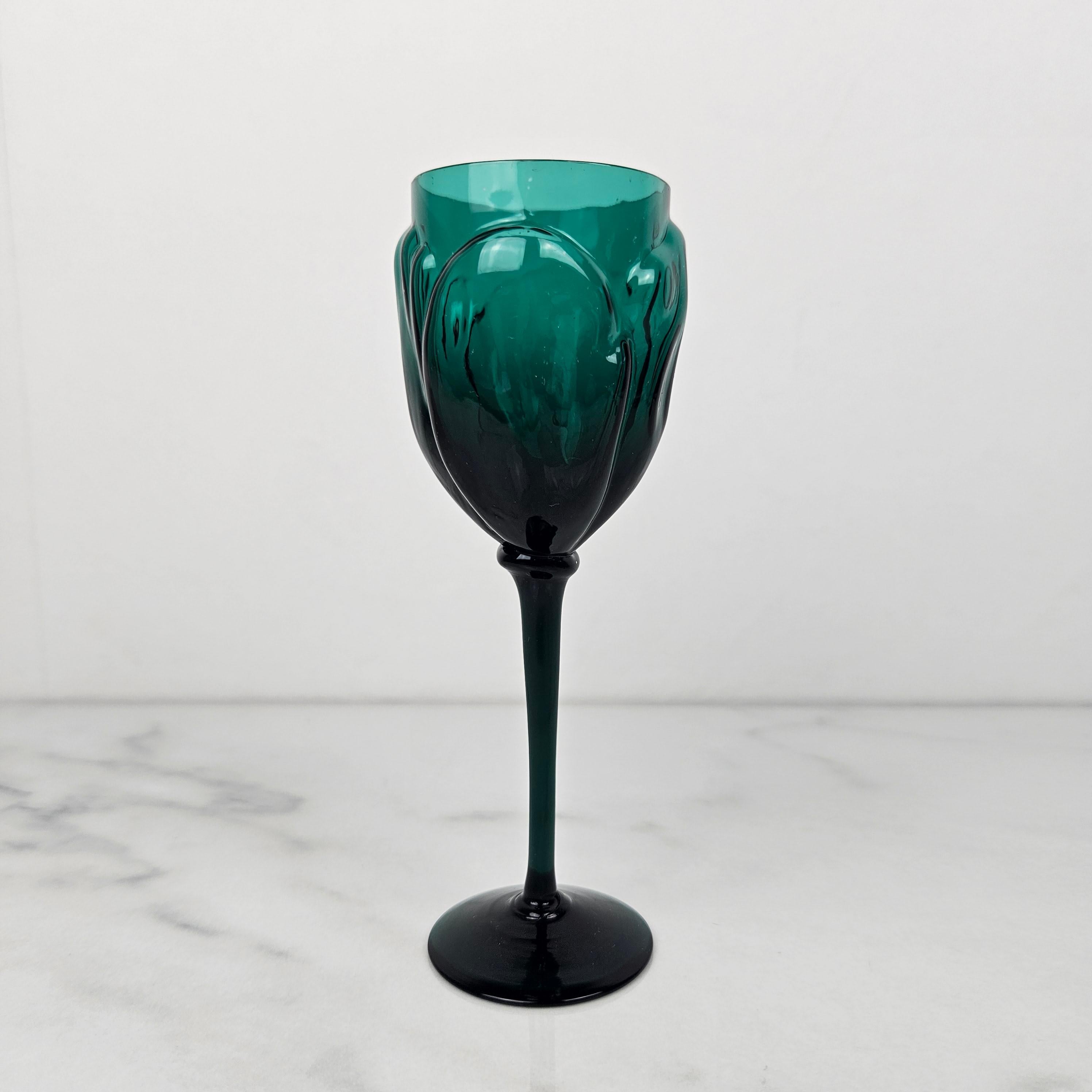 Hand-Crafted Rare Set of 5 Hand-Blown Art Deco Emerald Green Wine Glasses 1920s Floral Design For Sale